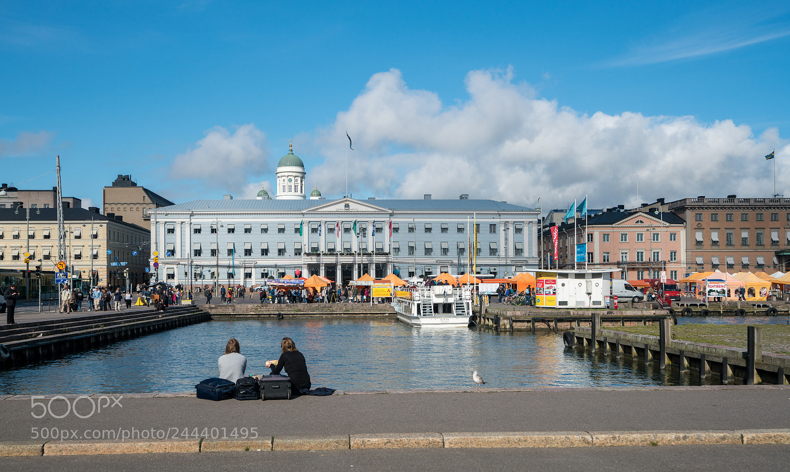 Sony a7R II sample photo. Tourists look at the photography