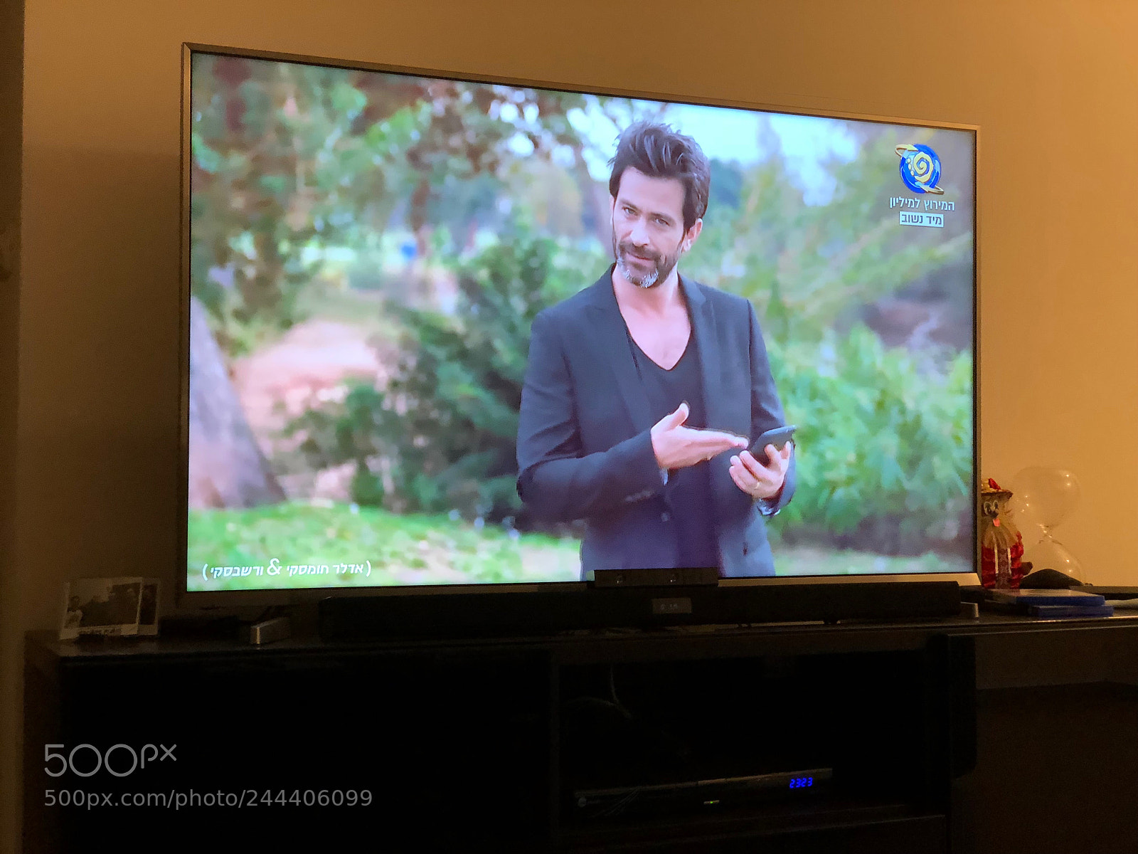 Apple iPhone X sample photo. Tv time photography