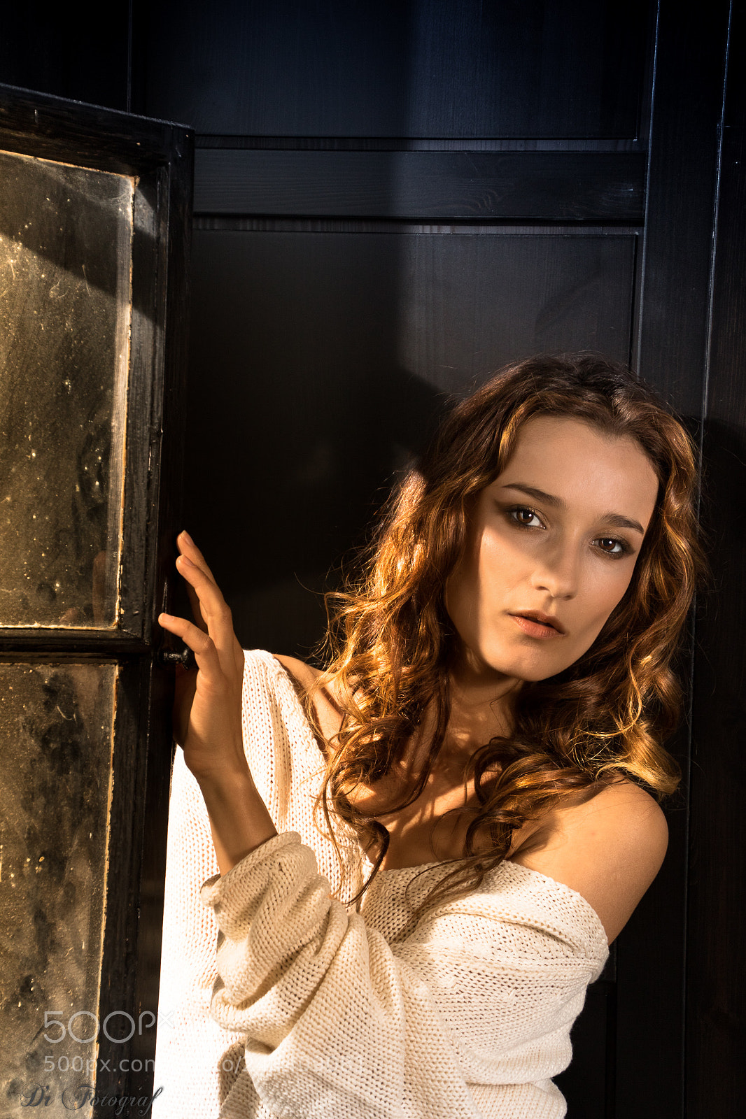 Canon EOS 7D Mark II sample photo. Sofi et la fenetre photography
