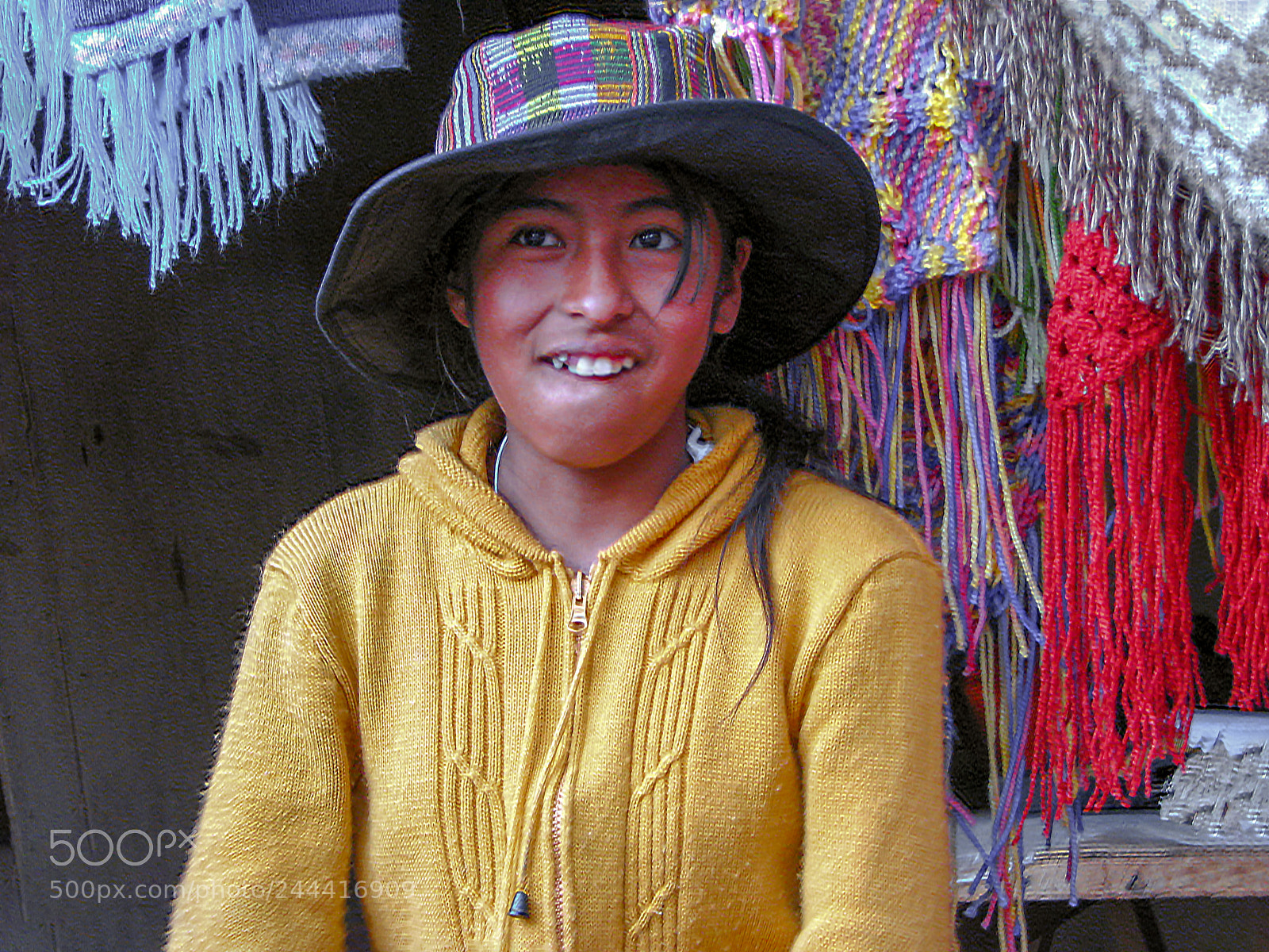 Canon POWERSHOT S5 IS sample photo. La vendedora de tejidos photography