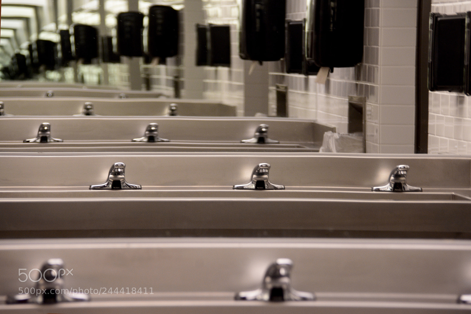 Nikon D7200 sample photo. Repeating sinks photography