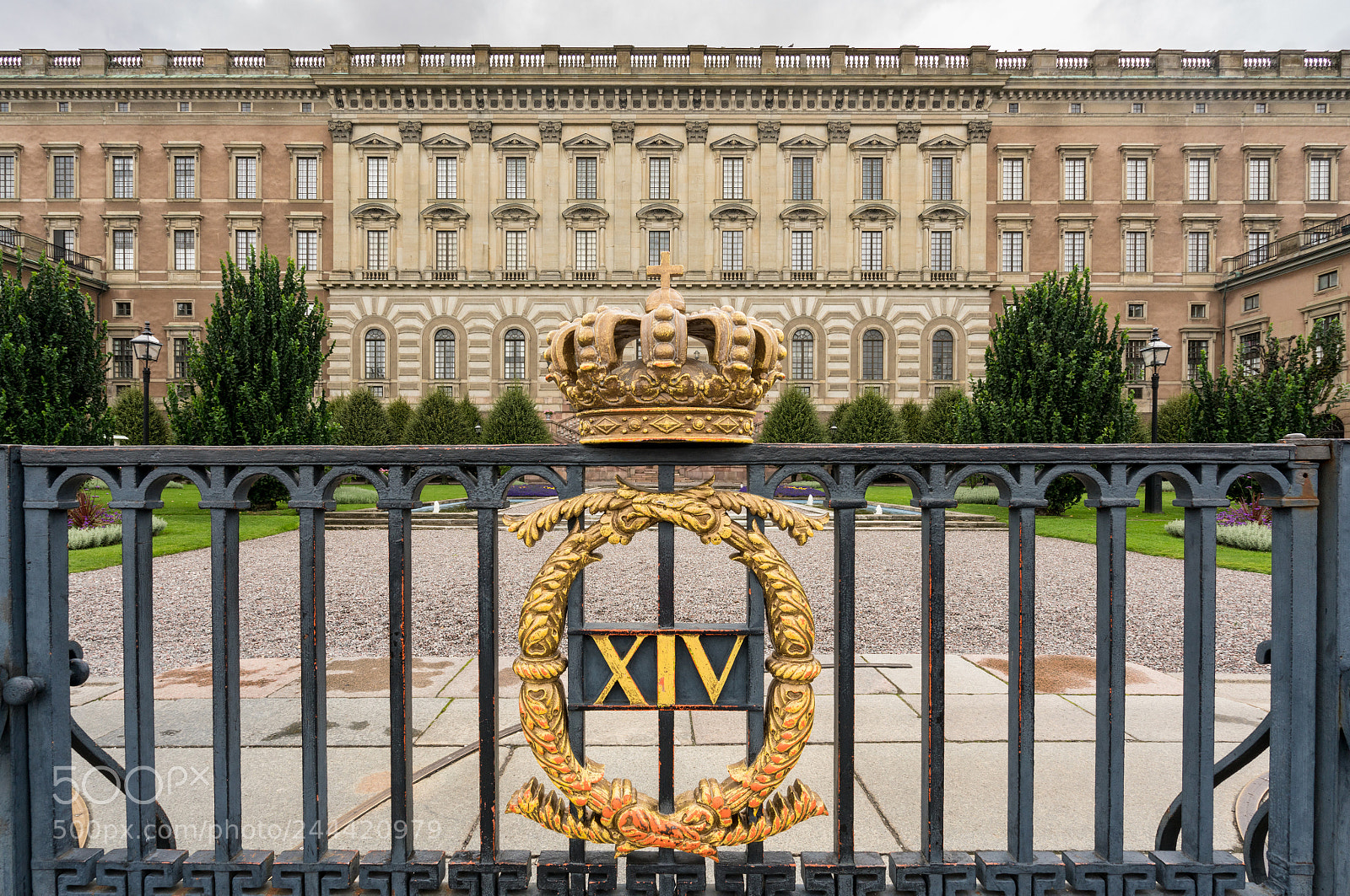 Sony a7R II sample photo. Crown in front of photography