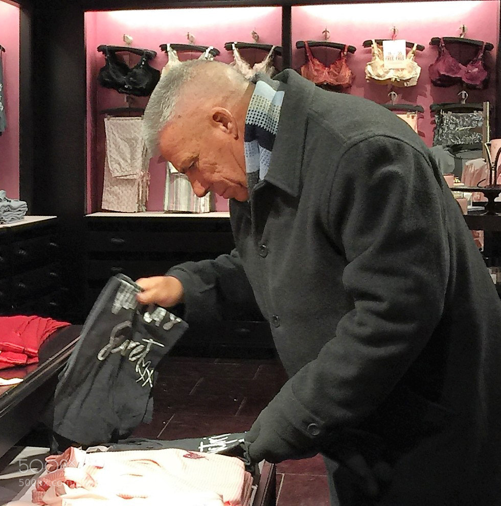 Apple iPhone 6 Plus sample photo. Shopping at victoria secret photography
