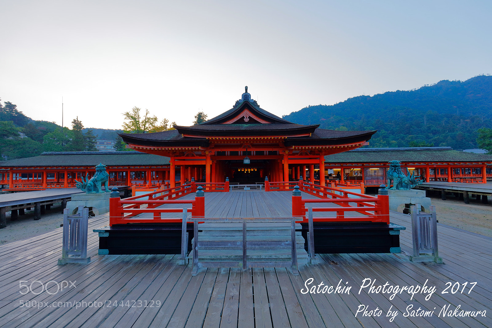 Canon EOS 5DS R sample photo. 早朝の厳島神社の境内 photography