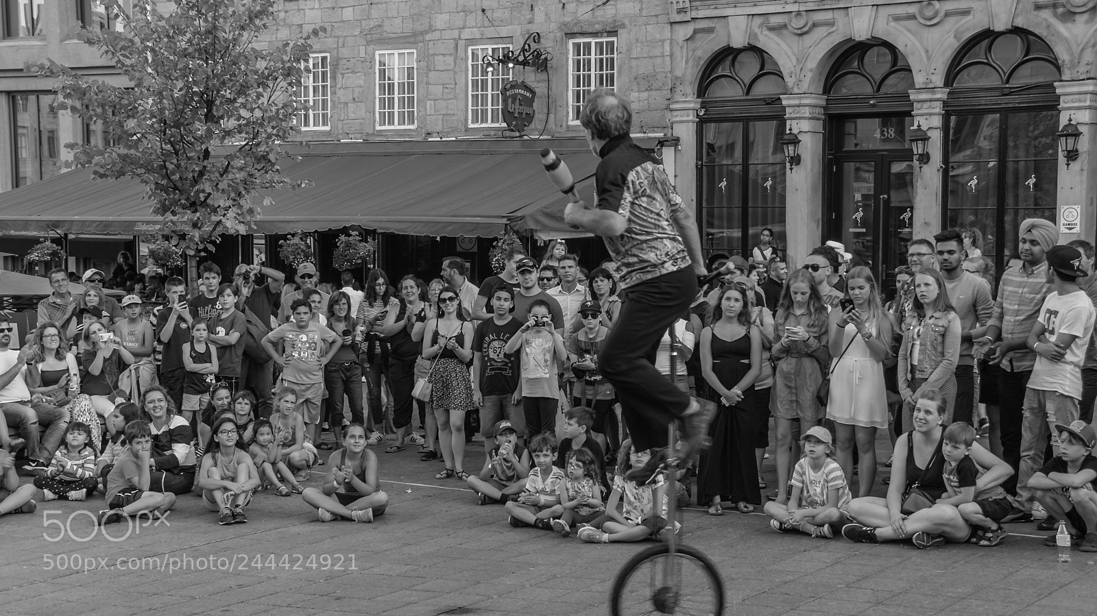 Sony Alpha DSLR-A330 sample photo. Street juggler in montr photography