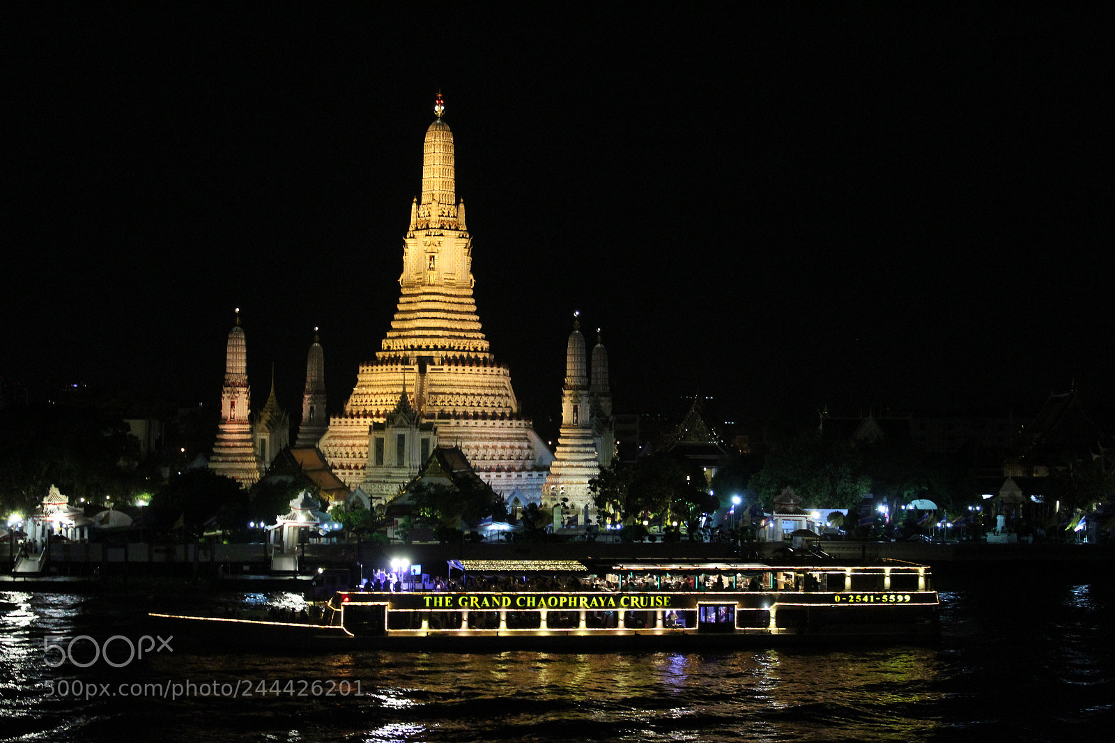 Canon EOS 1300D (EOS Rebel T6 / EOS Kiss X80) sample photo. Wat arun, bangkok photography
