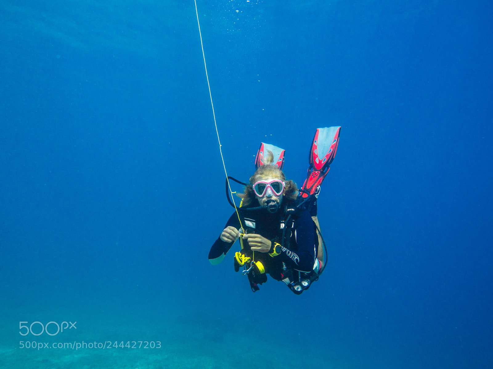 Olympus OM-D E-M10 sample photo. Diver at safety stop photography
