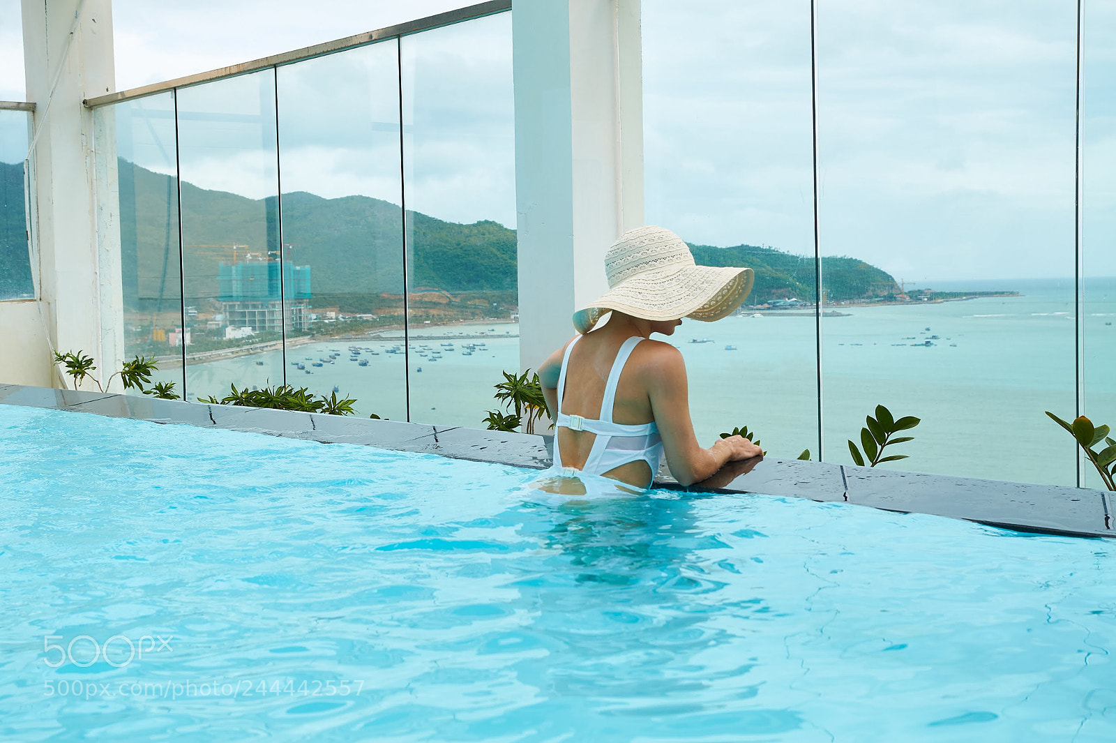 Sony SLT-A58 sample photo. Girl in a pool photography