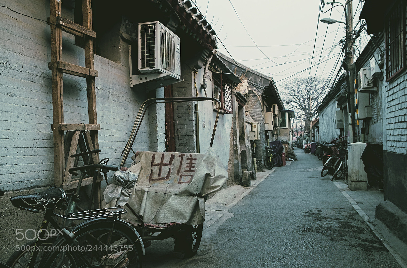 Fujifilm X-E1 sample photo. The old street photography