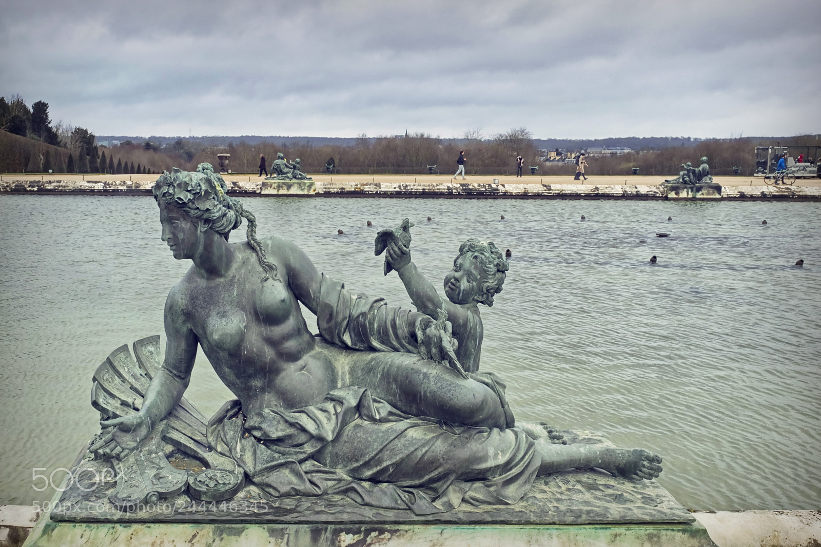 Fujifilm X-T2 sample photo. Nude statue near pond photography