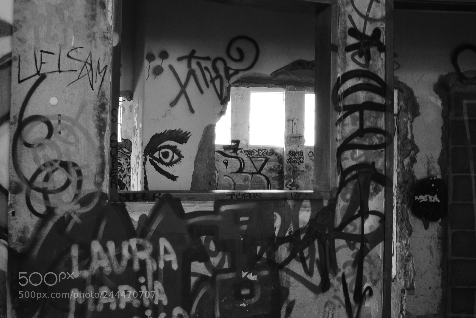 Nikon D3000 sample photo. Graffiti photography