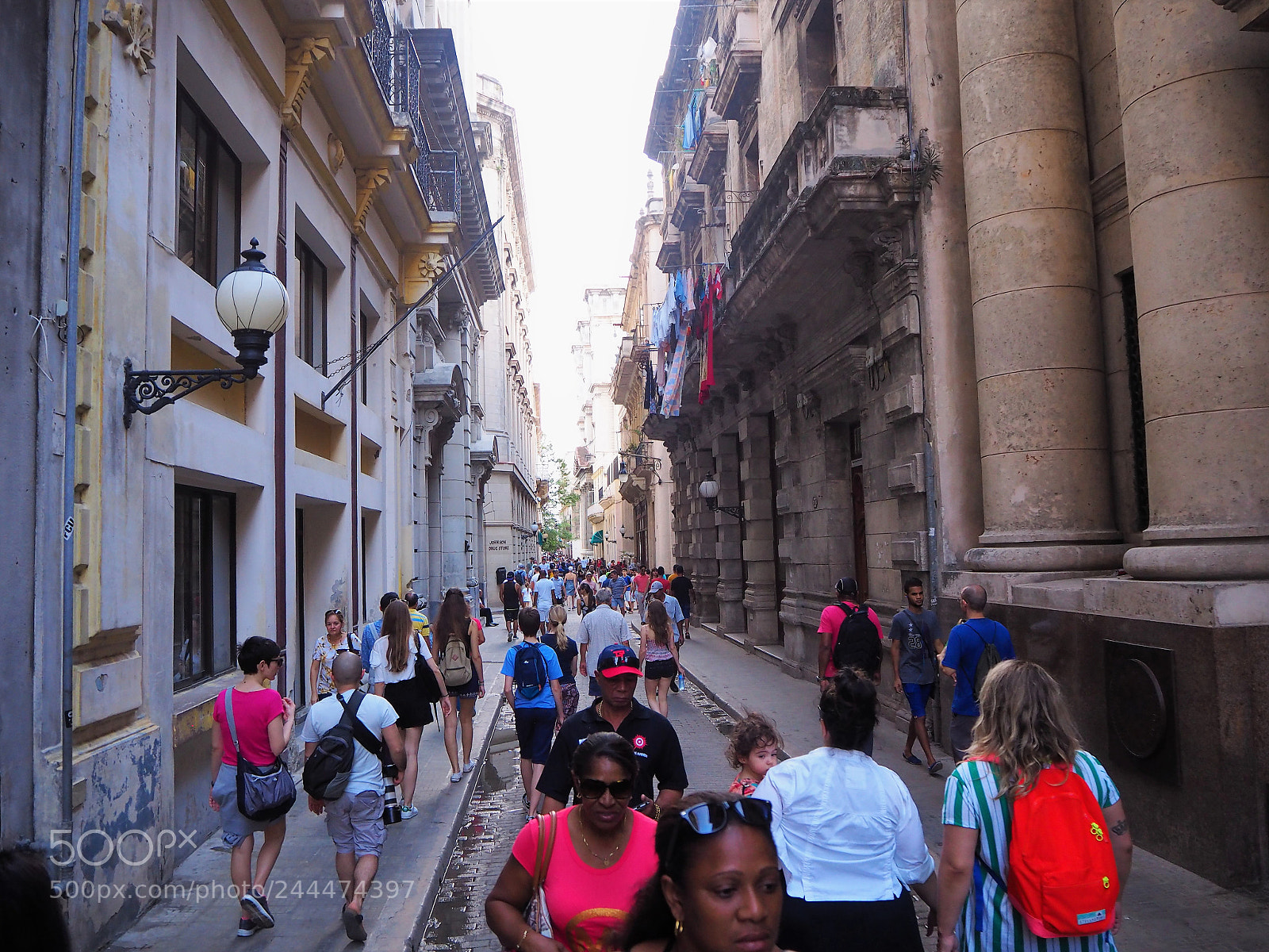 Olympus OM-D E-M10 II sample photo. Obispo street in havana photography
