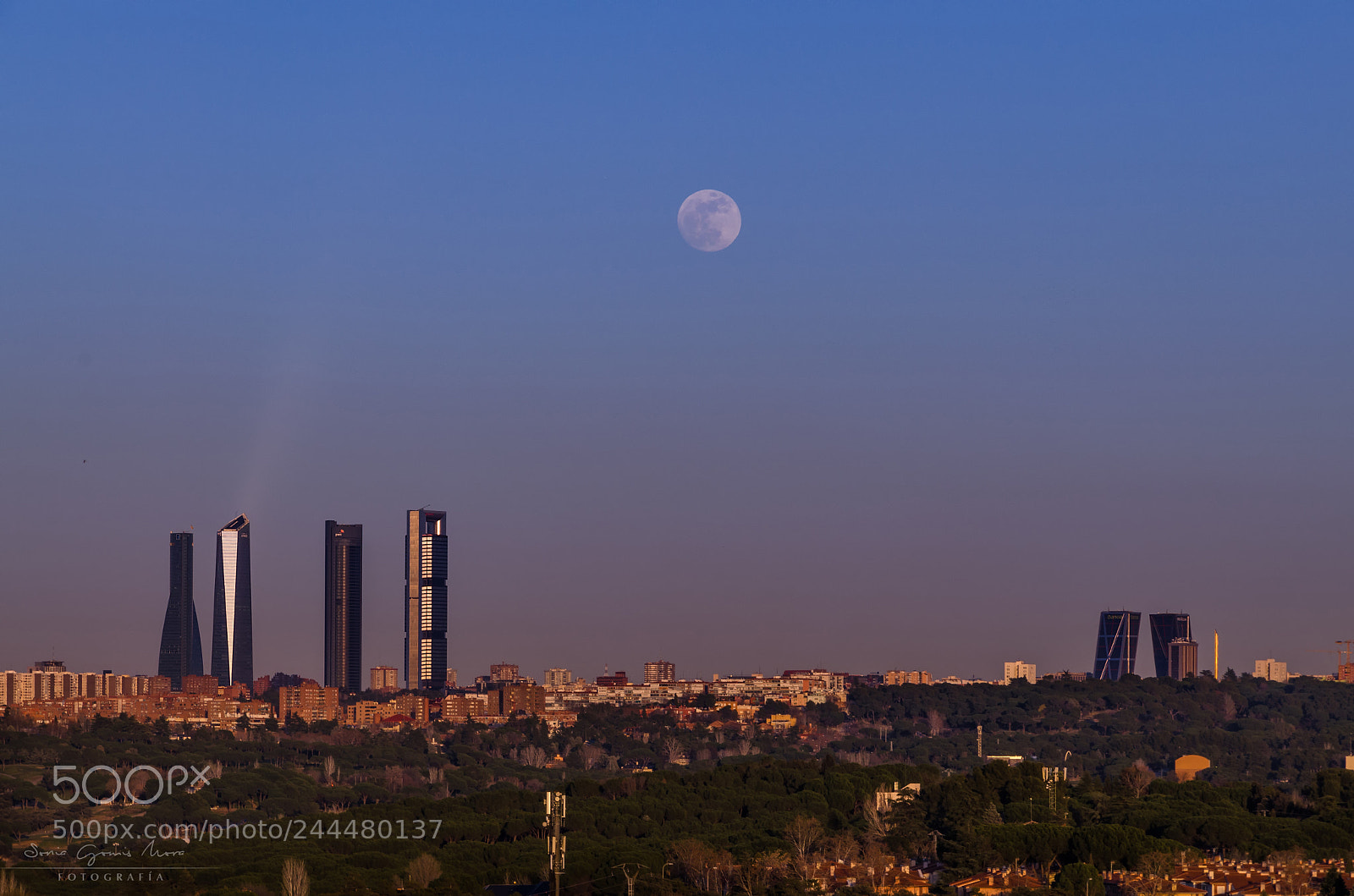 Nikon D5100 sample photo. La luna y madrid photography