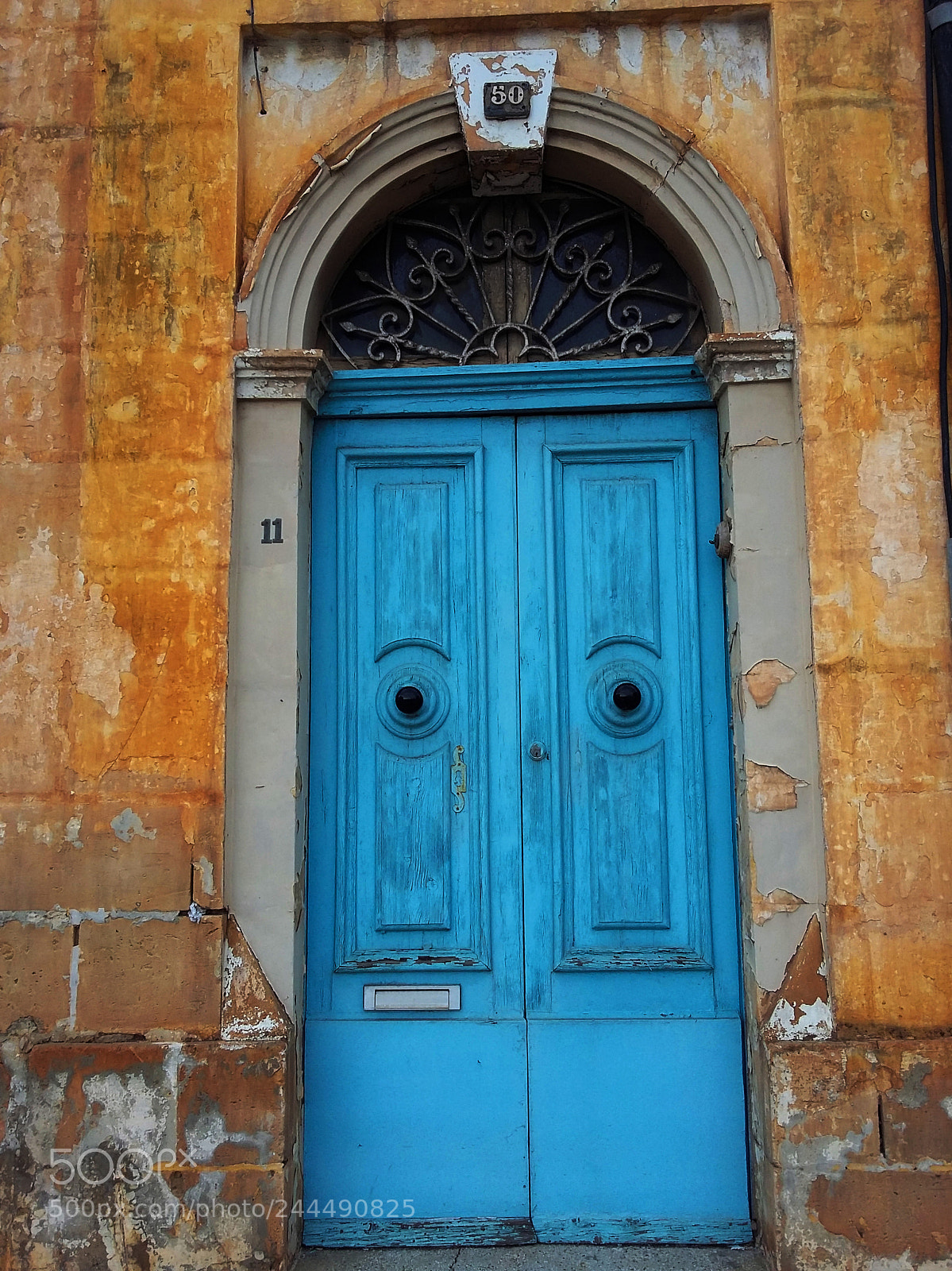 Samsung Galaxy A3 sample photo. Wandering along the streets photography