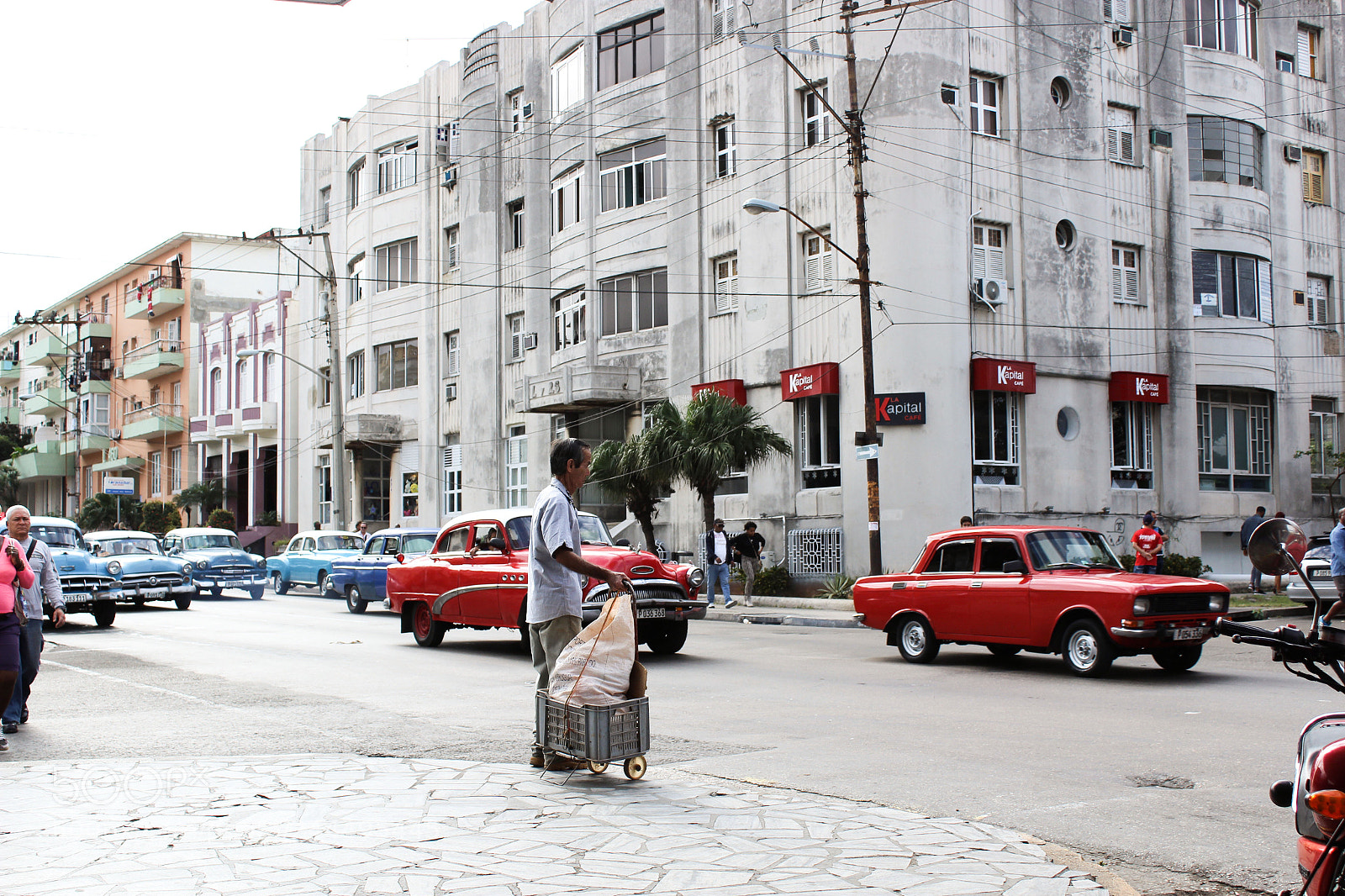 Canon EOS 1300D (EOS Rebel T6 / EOS Kiss X80) sample photo. Carretera en cuba photography