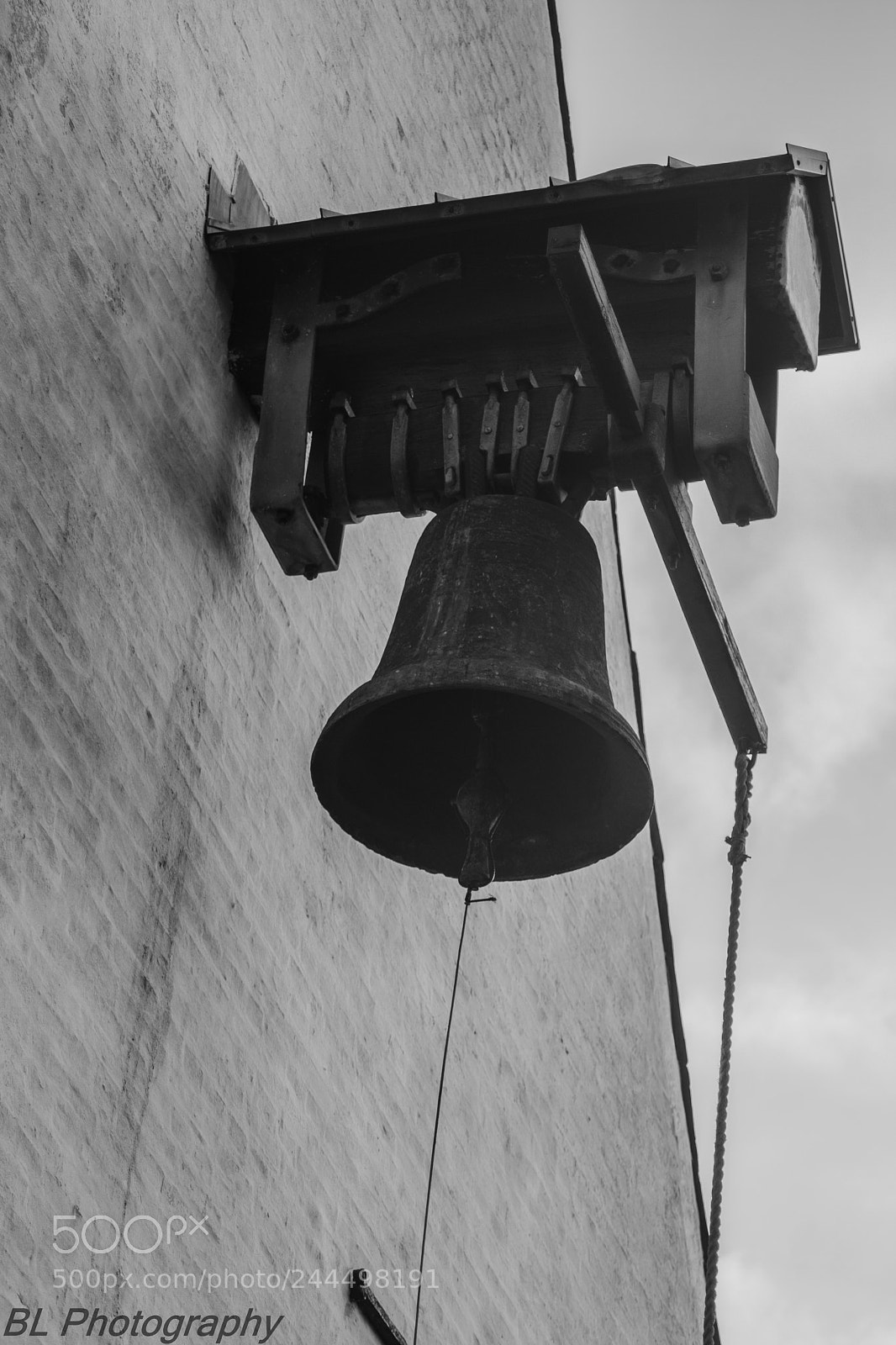 Canon EOS 400D (EOS Digital Rebel XTi / EOS Kiss Digital X) sample photo. Old church bell photography
