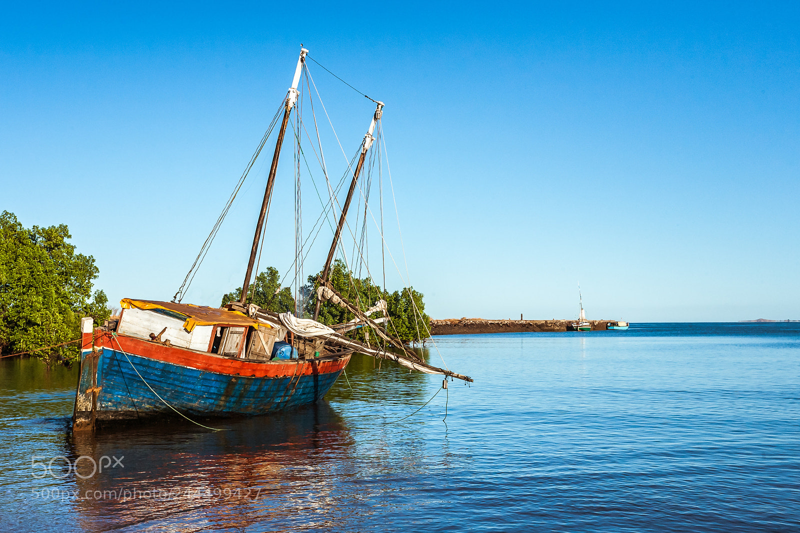 Canon EOS-1D Mark II N sample photo. Malagasy schooner beached photography
