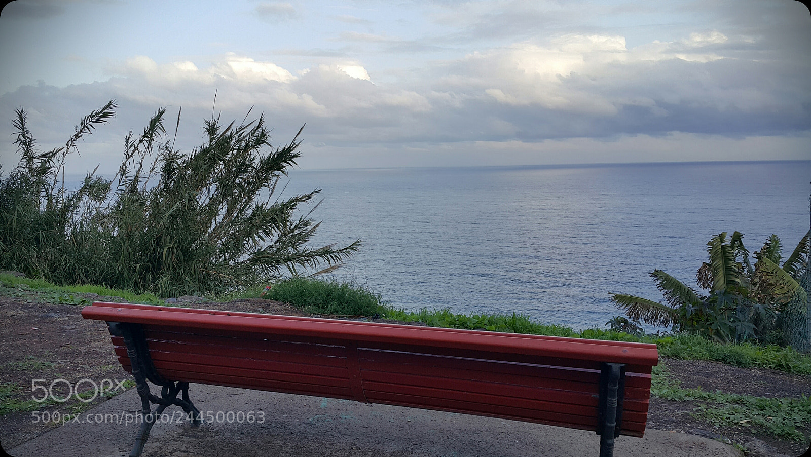 Samsung Galaxy Note4 sample photo. Red seaside bench photography