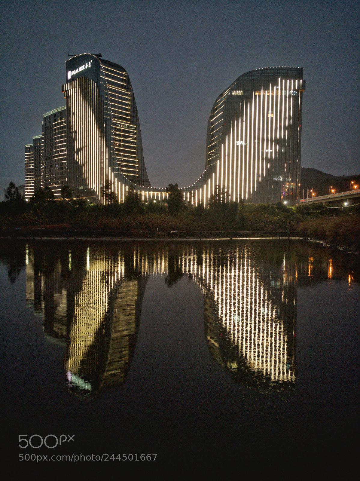 HUAWEI Mate 9 sample photo. Building light photography