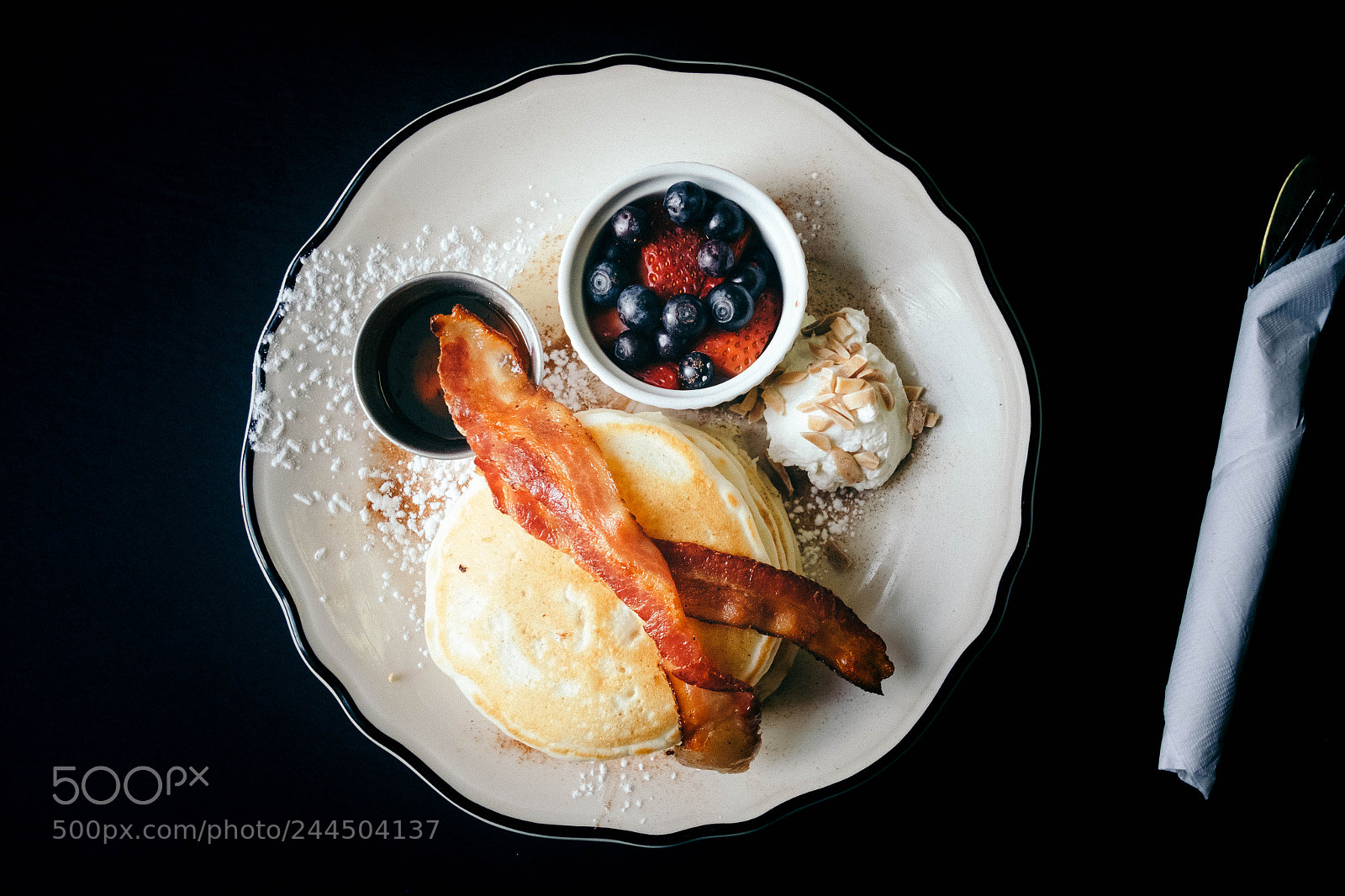 Fujifilm X-E2S sample photo. Cafe neon - brunch photography