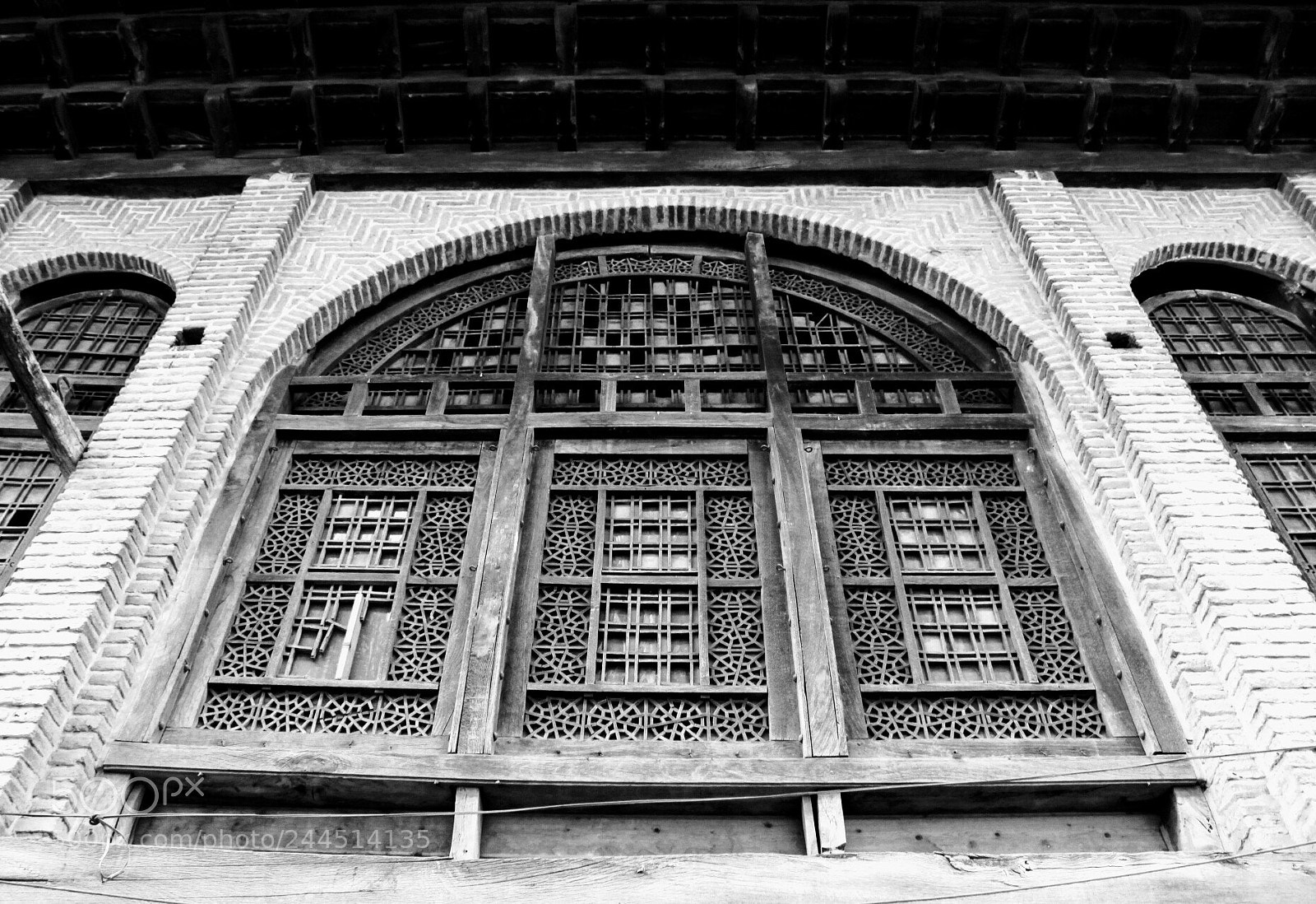Canon EOS 1300D (EOS Rebel T6 / EOS Kiss X80) sample photo. 'orosi' window in old photography