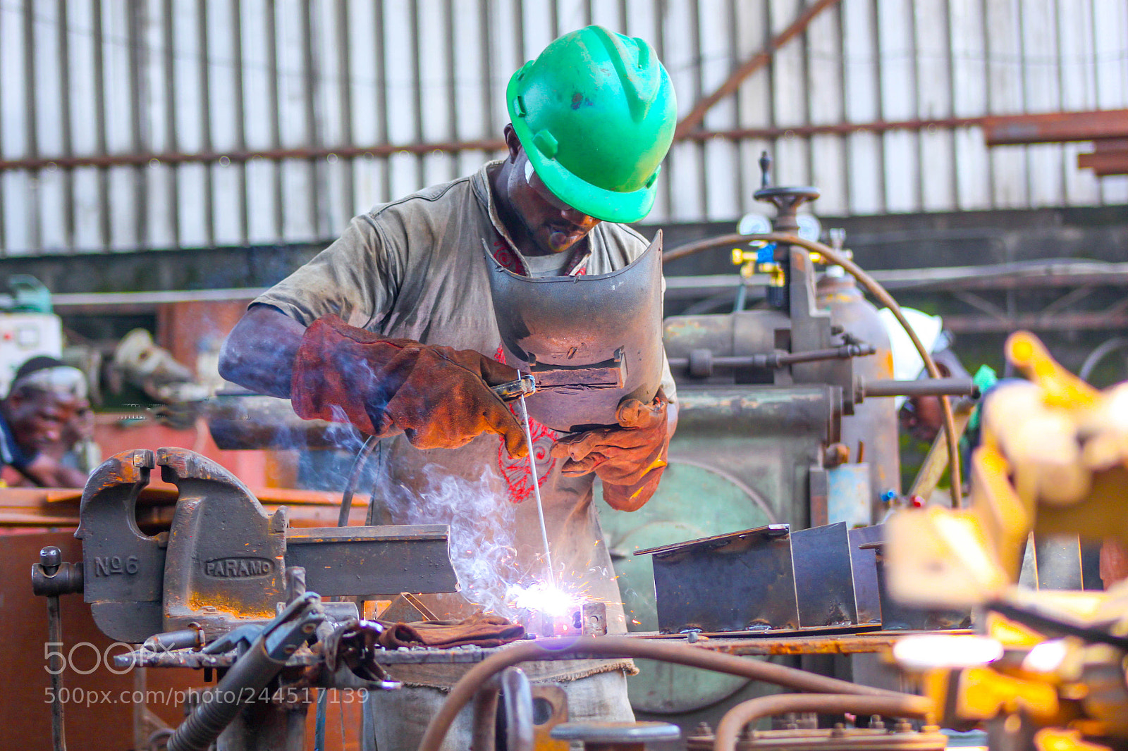 Canon EOS 500D (EOS Rebel T1i / EOS Kiss X3) sample photo. Man at work photography