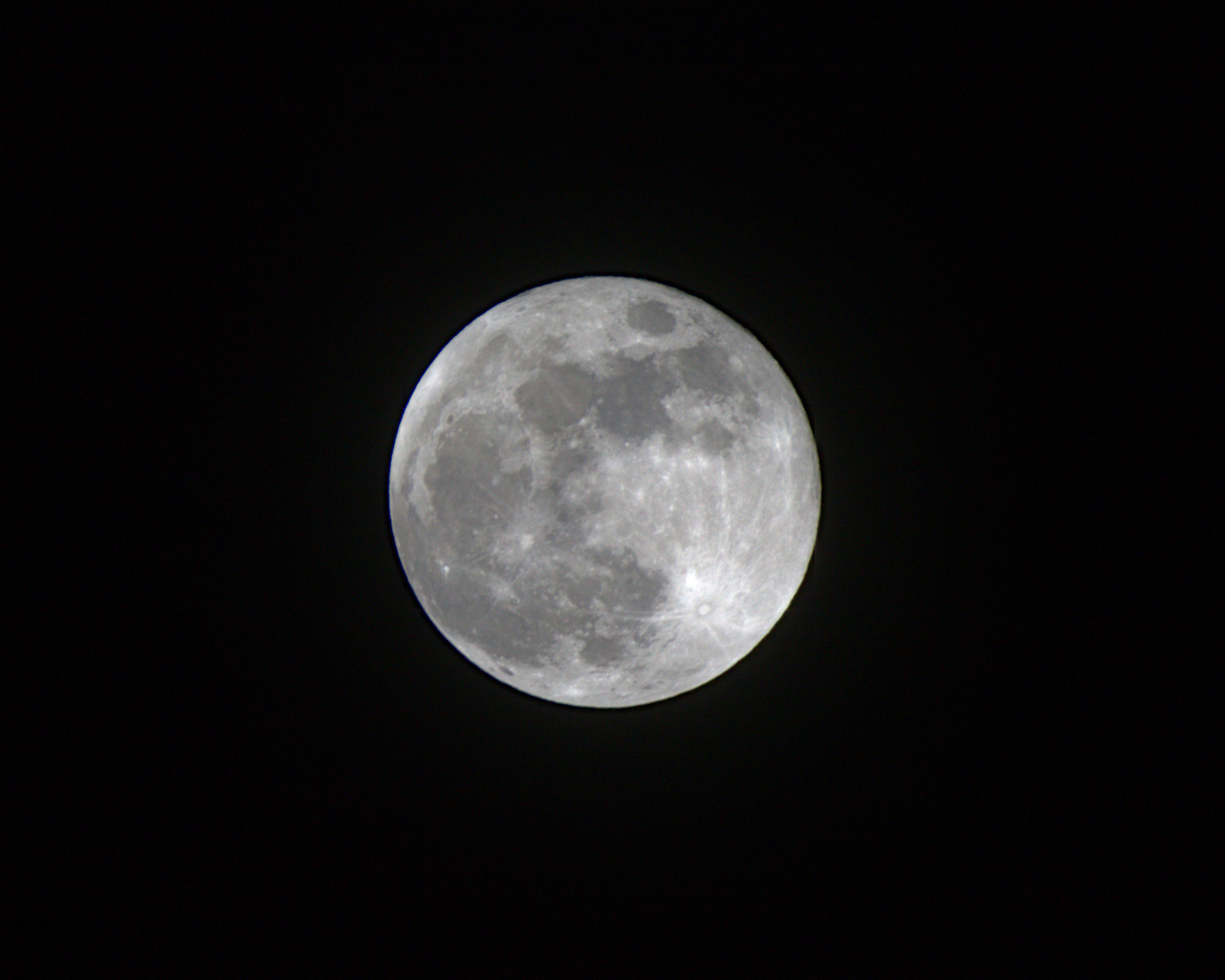 Canon EOS 750D (EOS Rebel T6i / EOS Kiss X8i) + Canon EF 70-200mm F2.8L IS II USM sample photo. Moon🌕 photography