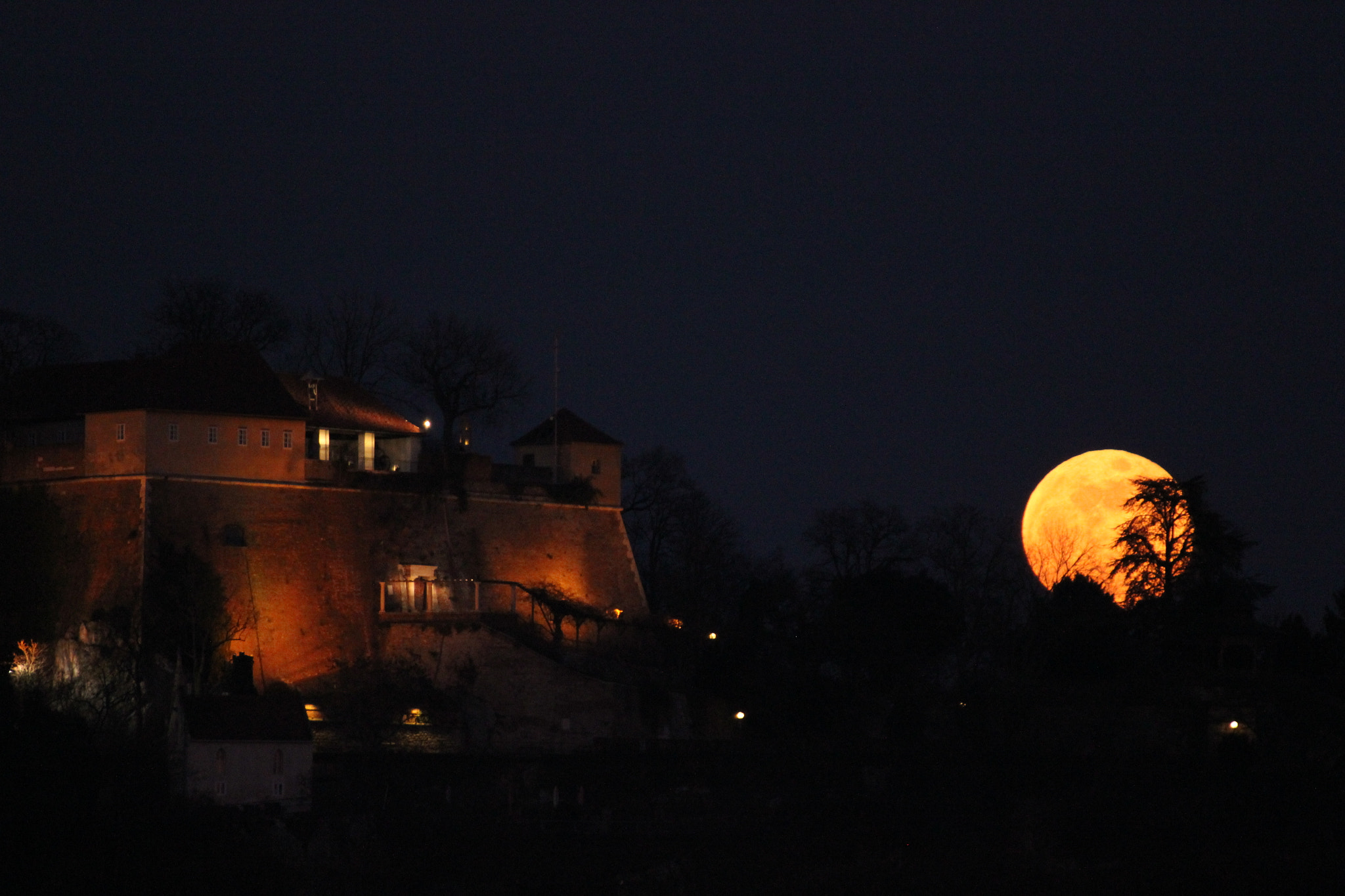 Canon EOS 550D (EOS Rebel T2i / EOS Kiss X4) sample photo. Super moon photography