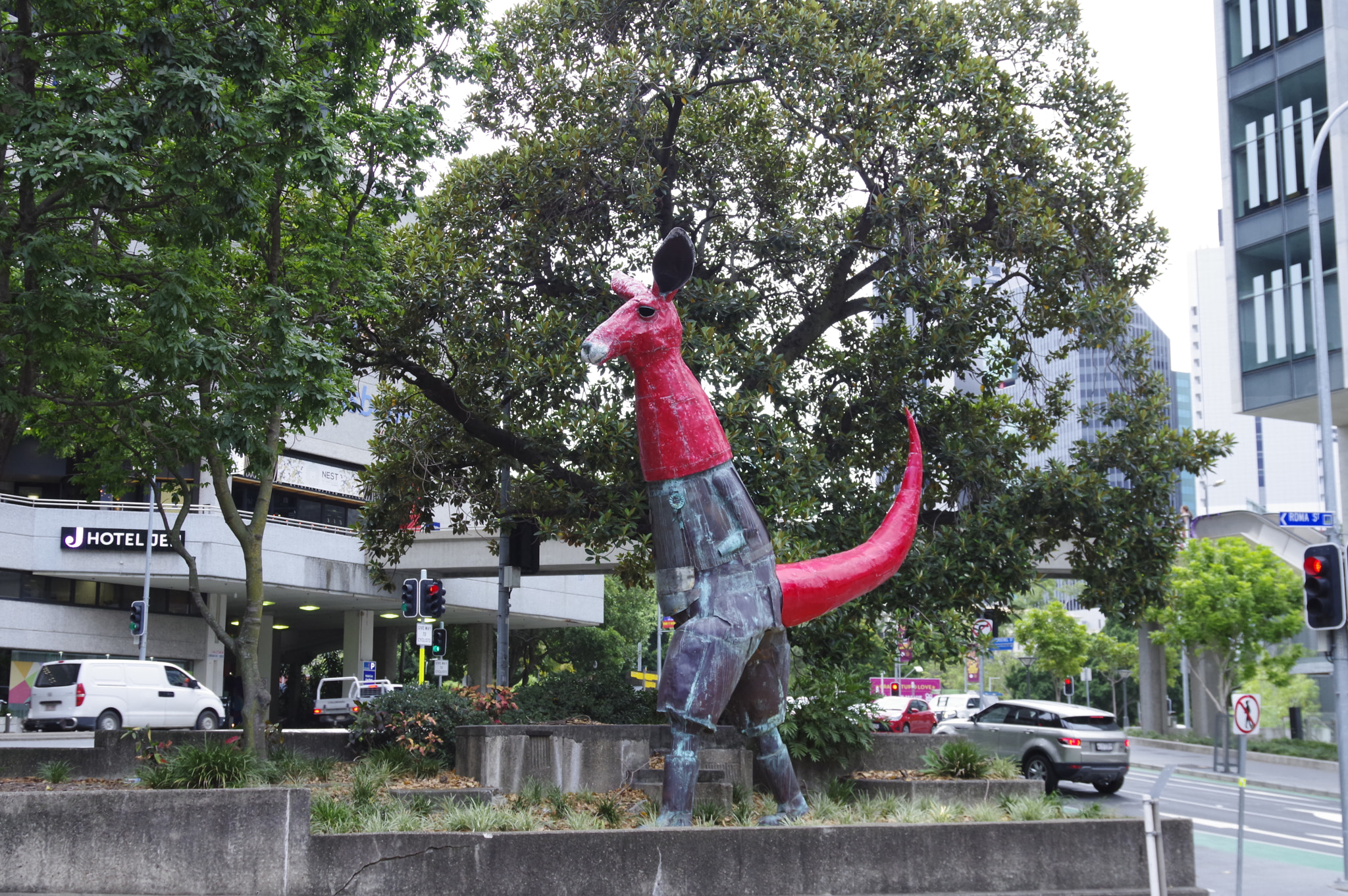 Pentax KP sample photo. Kangaloo near roma street station photography