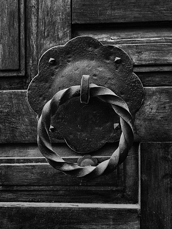 Canon PowerShot A3300 IS sample photo. Llamador de la puerta - madera y metal (door knocker - wood and photography