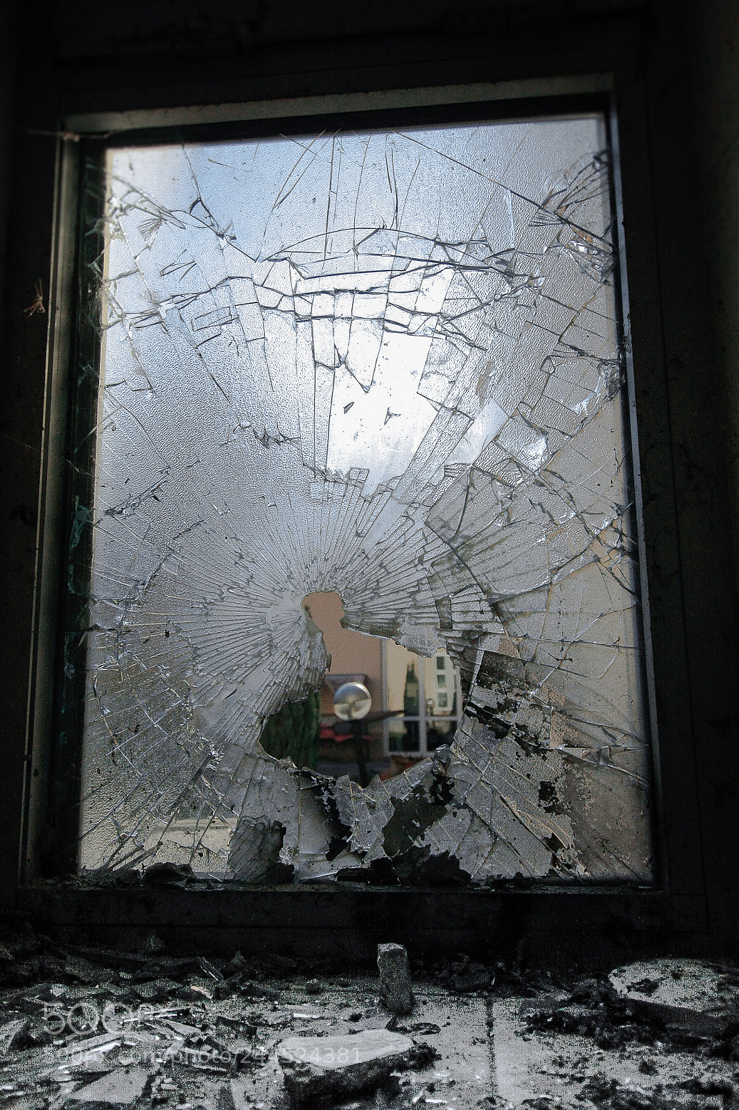 Canon EOS 450D (EOS Rebel XSi / EOS Kiss X2) sample photo. Broken window photography