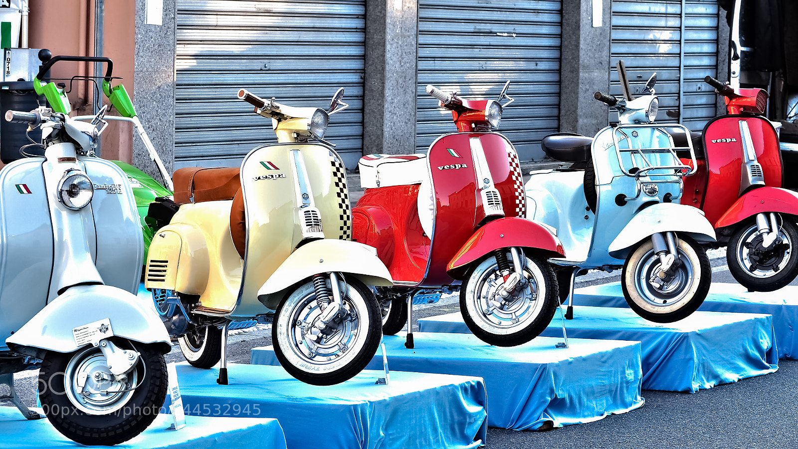 Olympus OM-D E-M10 sample photo. Vespa scooter show photography
