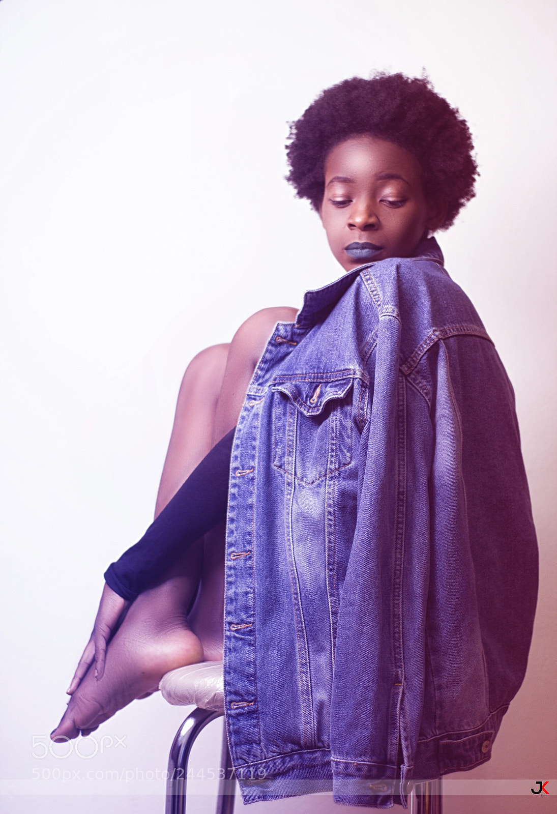 Canon EOS 550D (EOS Rebel T2i / EOS Kiss X4) sample photo. She sees in black photography