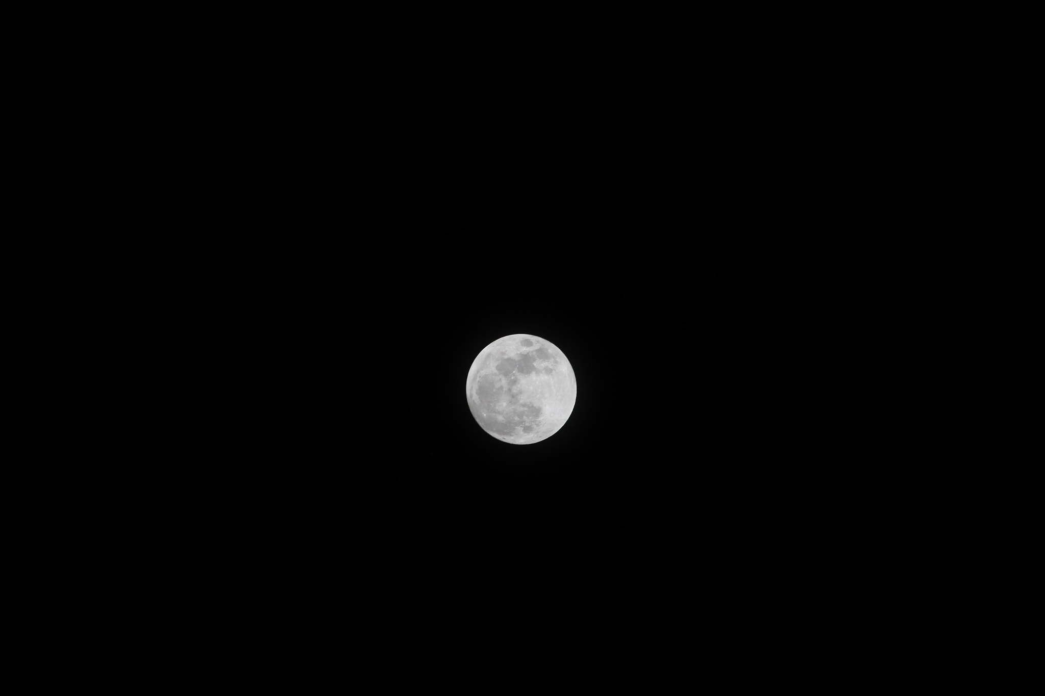 Canon EOS 100D (EOS Rebel SL1 / EOS Kiss X7) + Canon EF-S 55-250mm F4-5.6 IS STM sample photo. Full moon photography