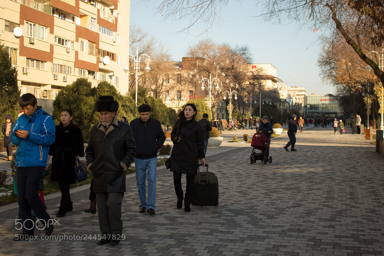 Canon EOS 100D (EOS Rebel SL1 / EOS Kiss X7) sample photo. Arbat passers by elderly photography
