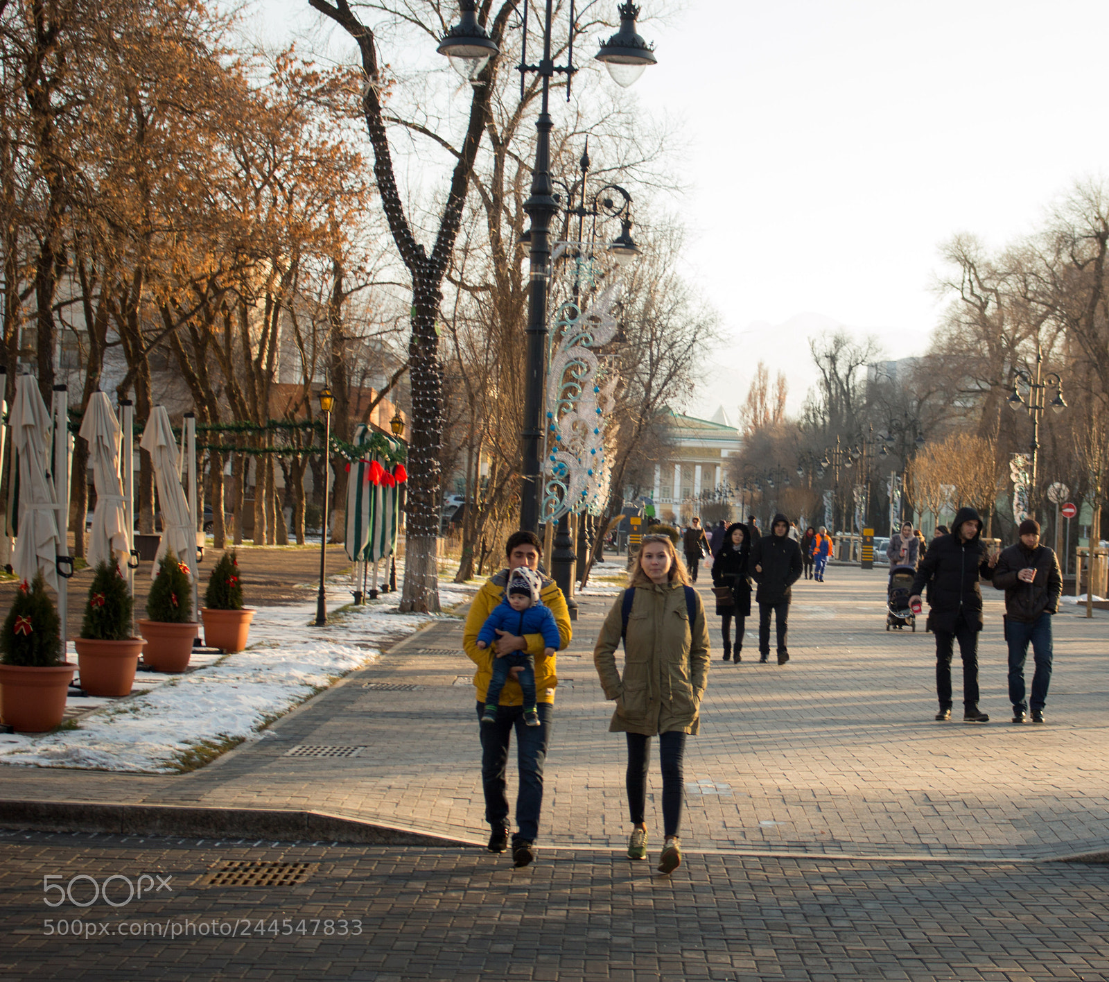 Canon EOS 100D (EOS Rebel SL1 / EOS Kiss X7) sample photo. Arbat passers by married photography