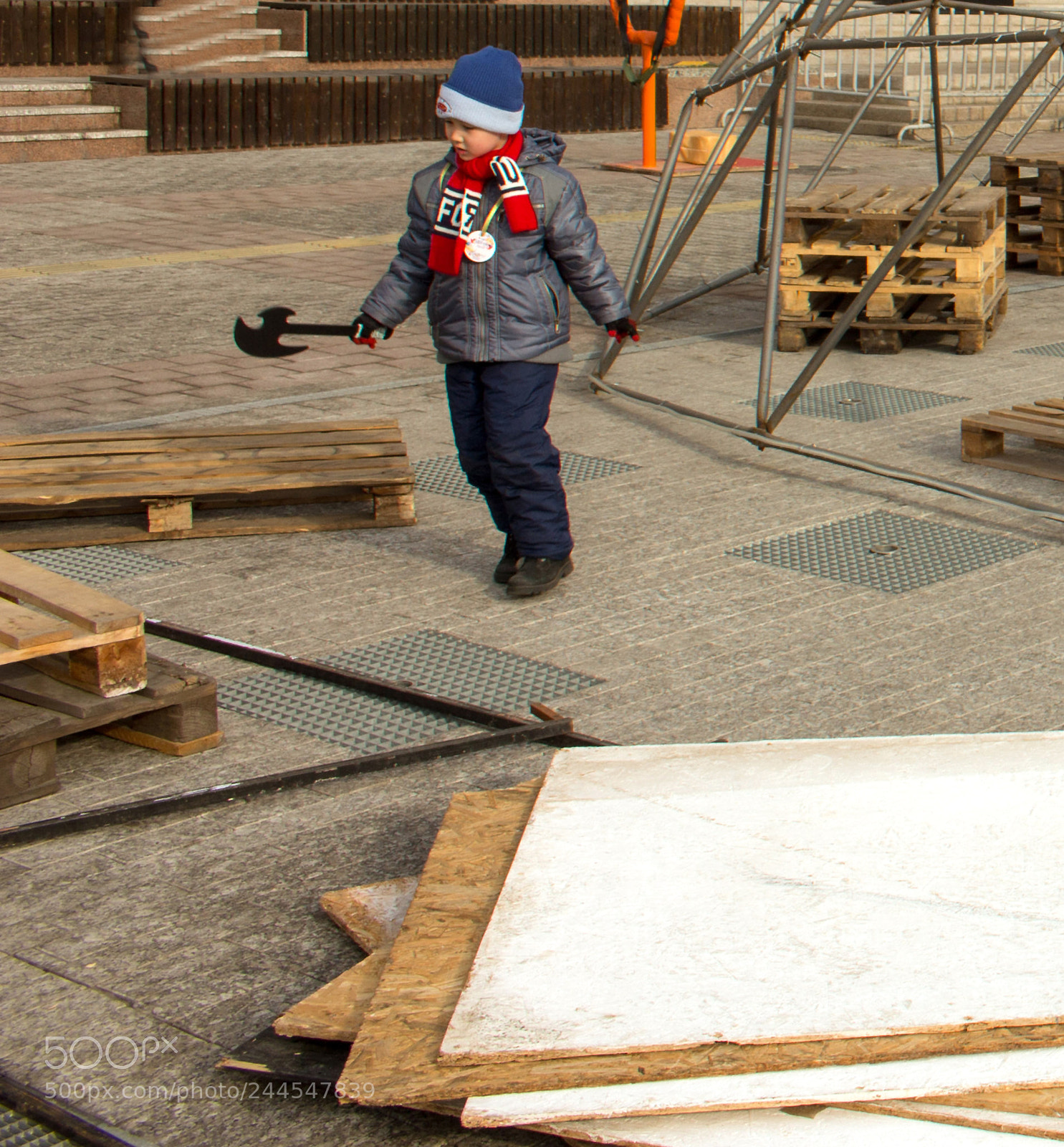 Canon EOS 100D (EOS Rebel SL1 / EOS Kiss X7) sample photo. Boy with an ax photography