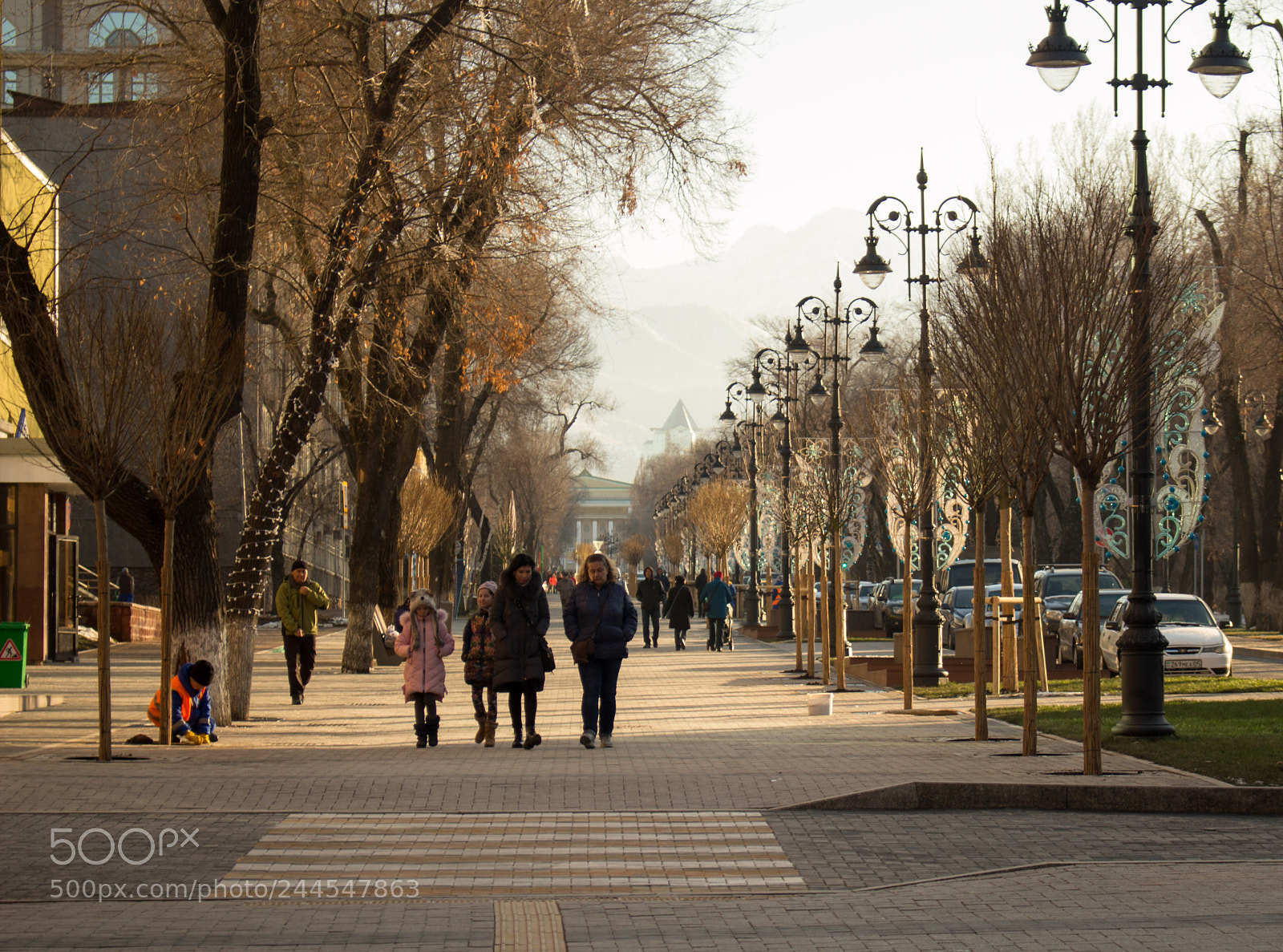 Canon EOS 100D (EOS Rebel SL1 / EOS Kiss X7) sample photo. Passersby noonday photography