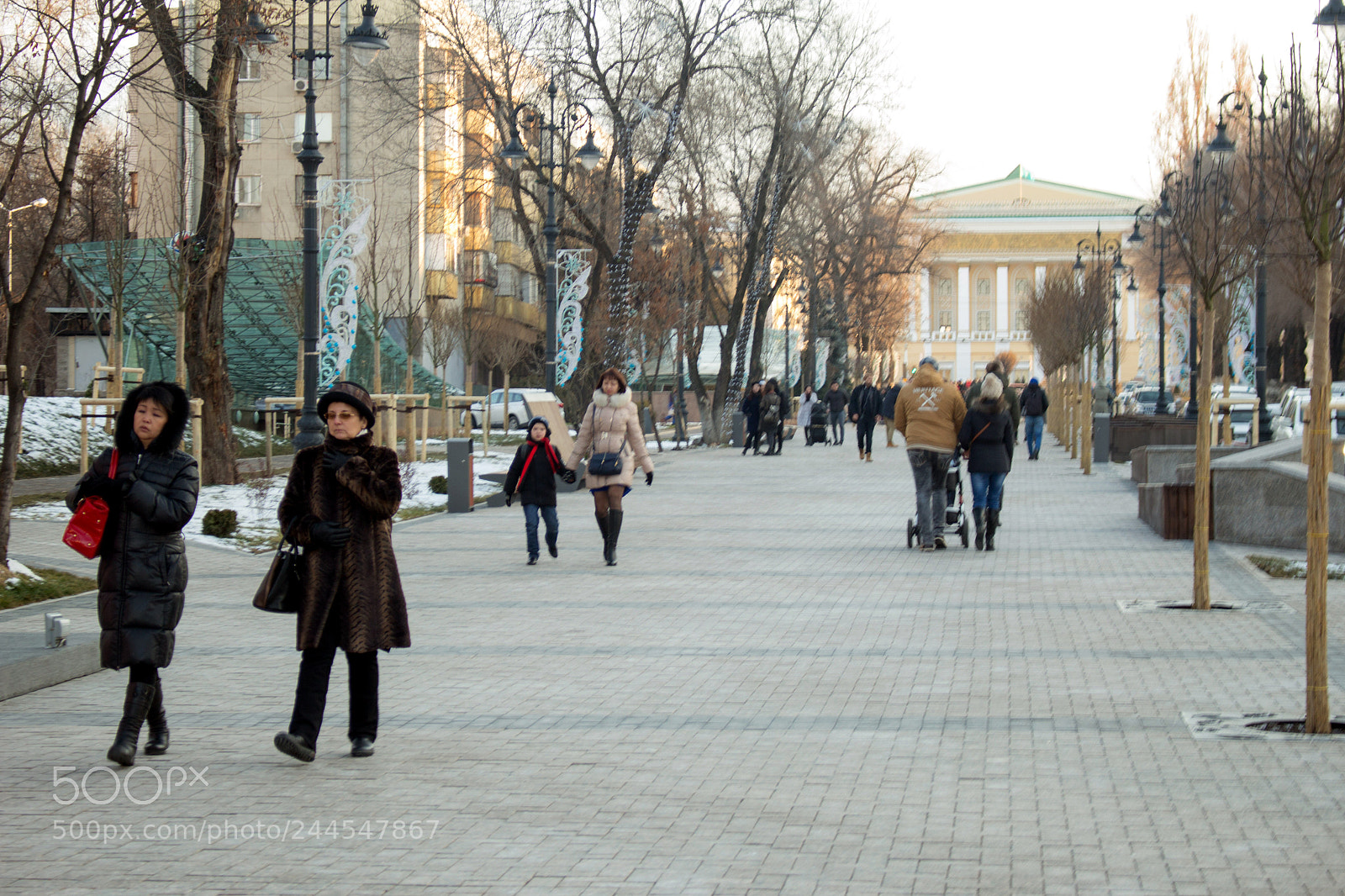 Canon EOS 100D (EOS Rebel SL1 / EOS Kiss X7) sample photo. Passersby photography
