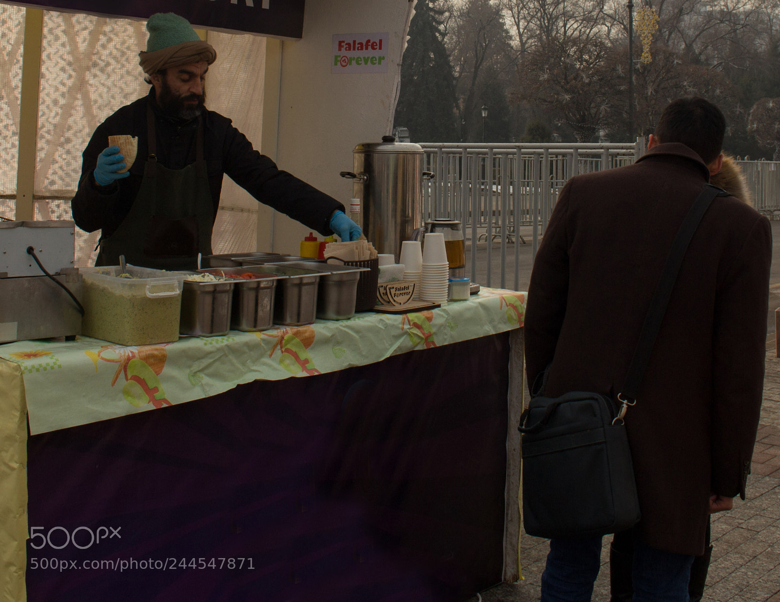 Canon EOS 100D (EOS Rebel SL1 / EOS Kiss X7) sample photo. Shawarma seller photography