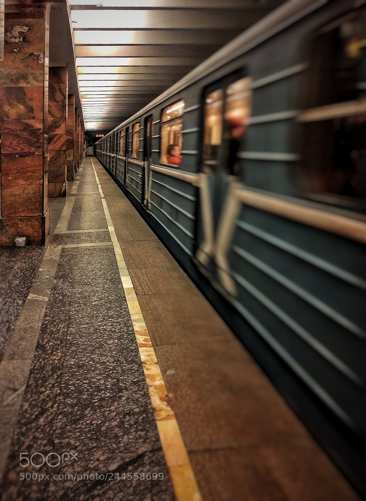 Apple iPhone 5s sample photo. Moscow subway photography