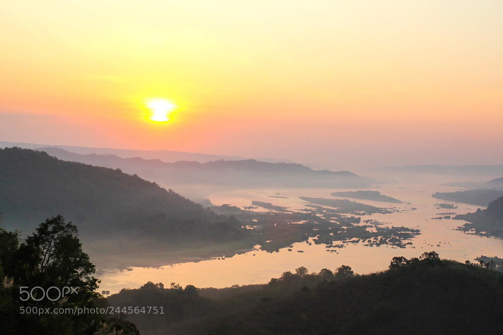 Canon EOS 550D (EOS Rebel T2i / EOS Kiss X4) sample photo. Mountains mist and sunrise photography