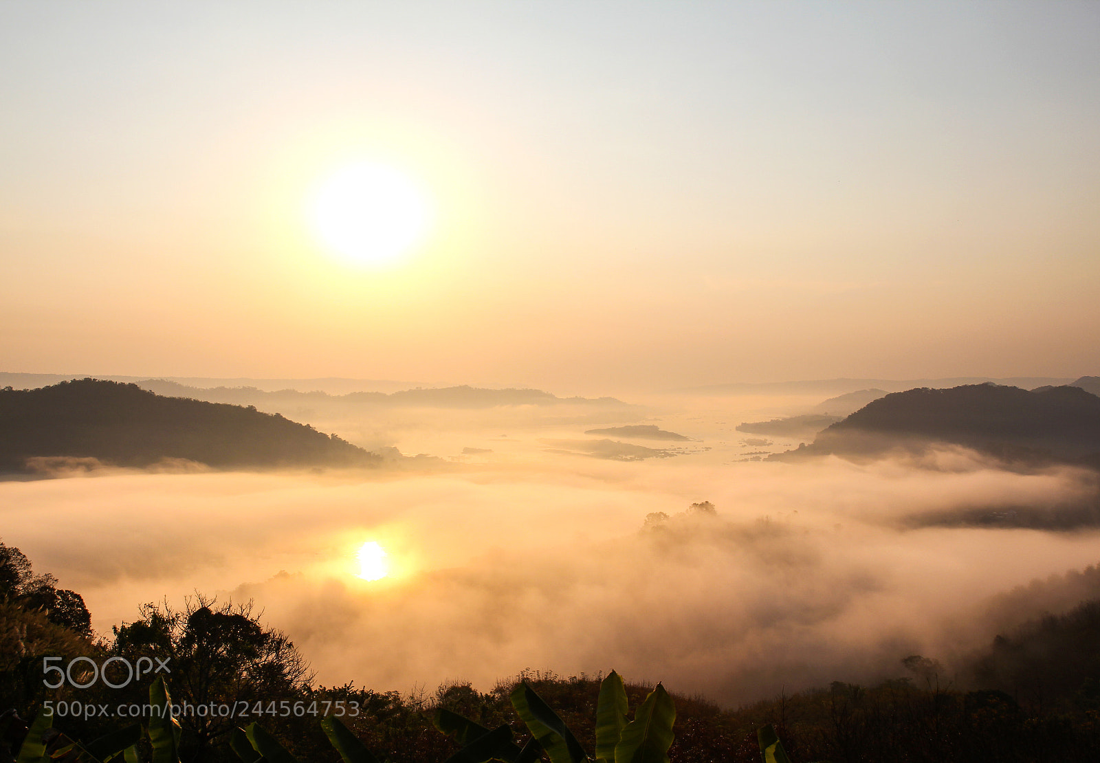 Canon EOS 550D (EOS Rebel T2i / EOS Kiss X4) sample photo. Mountains mist and sunrise photography