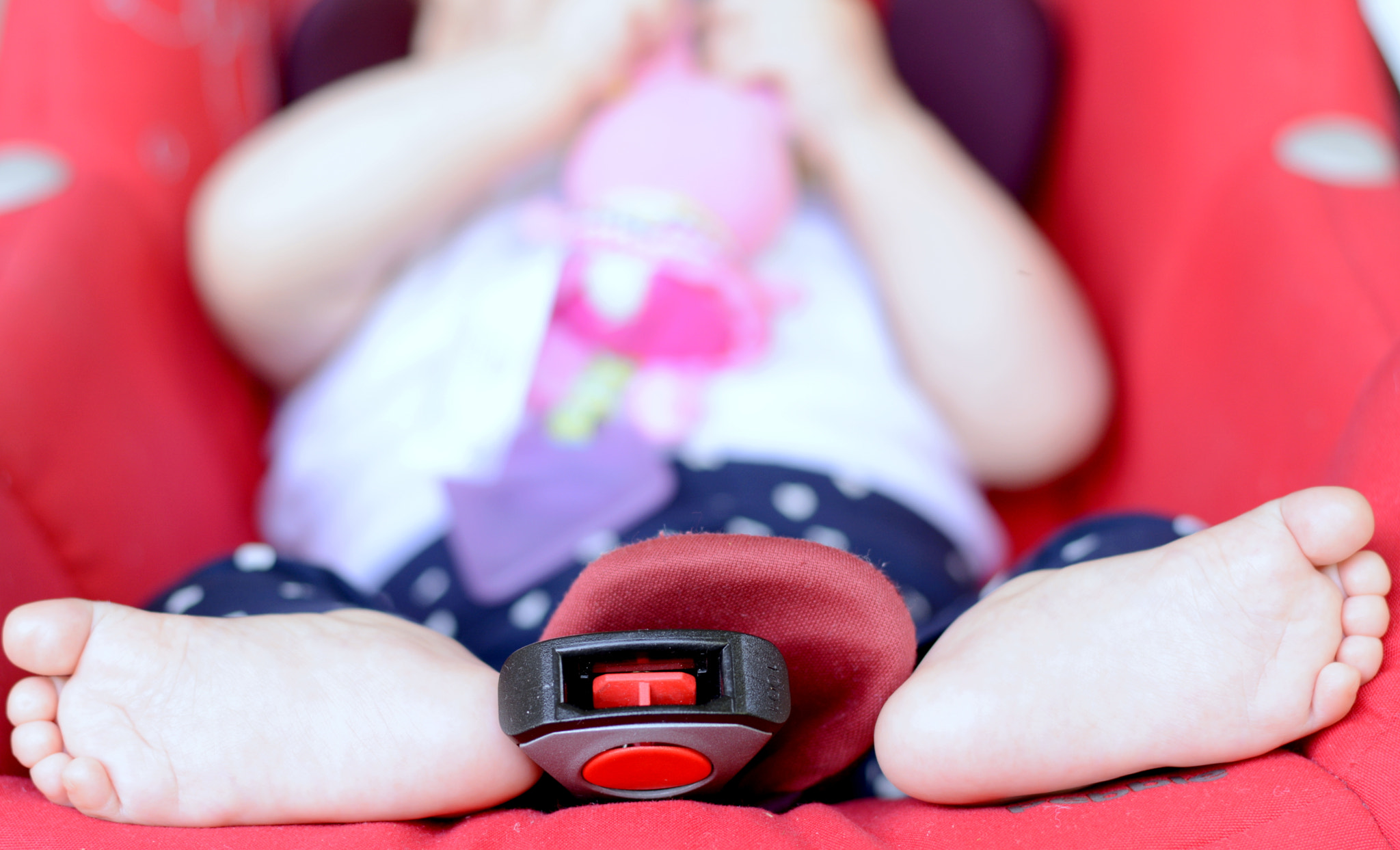 Nikon D5200 + Nikon AF-S Nikkor 50mm F1.8G sample photo. Baby feets photography