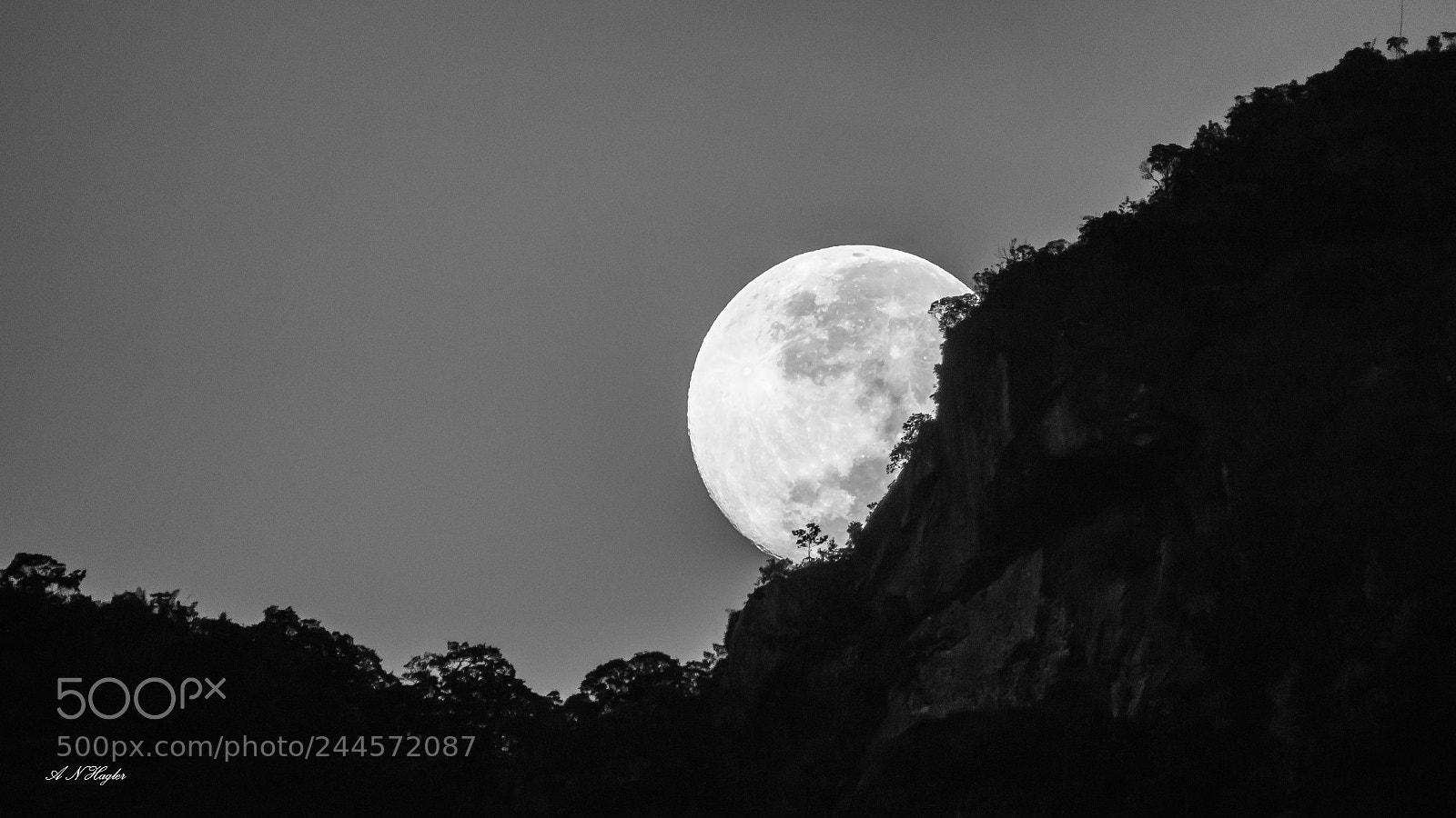 Sony SLT-A77 sample photo. Super blue moonset photography