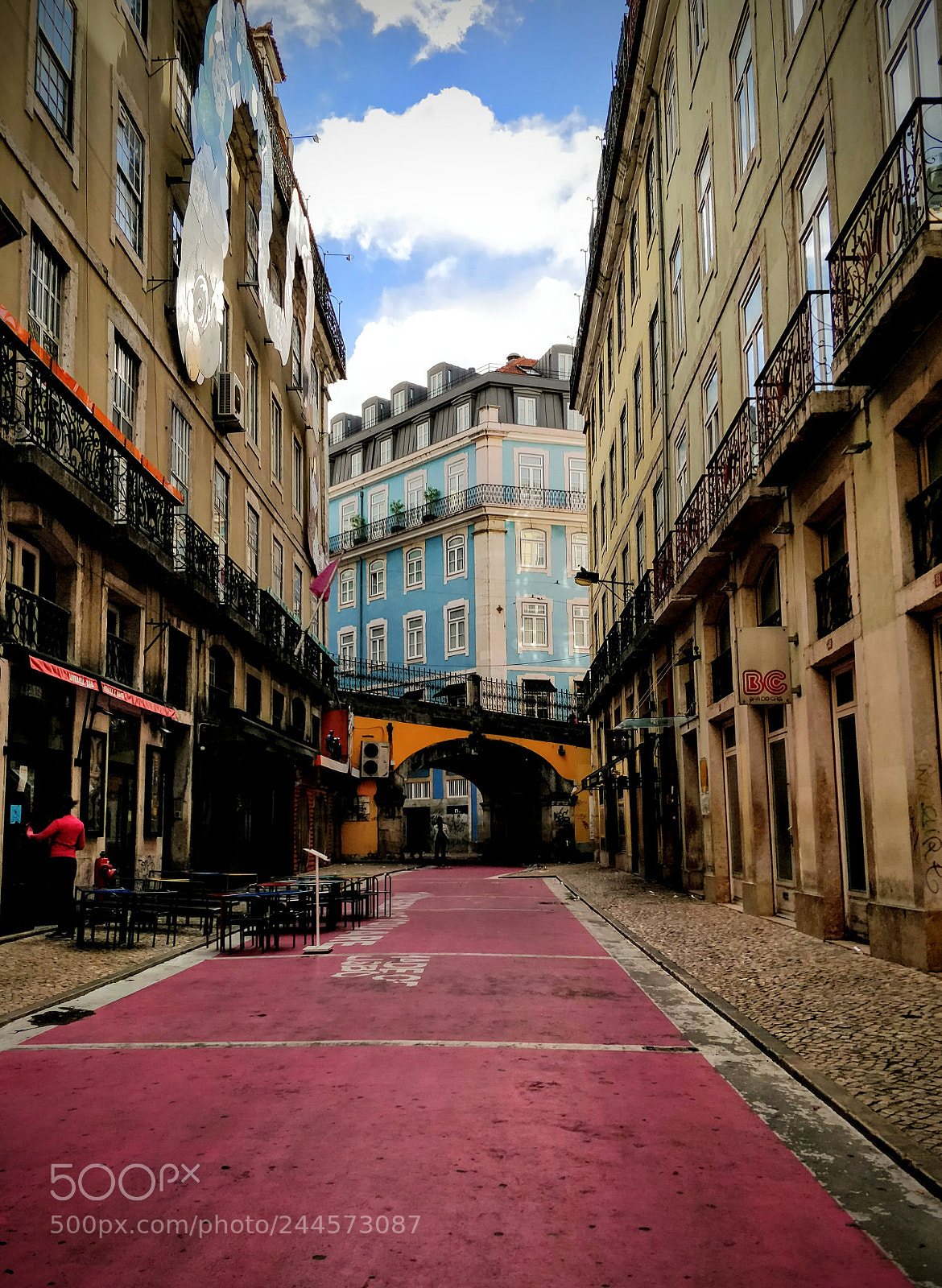 OnePlus 5T sample photo. The pink street photography