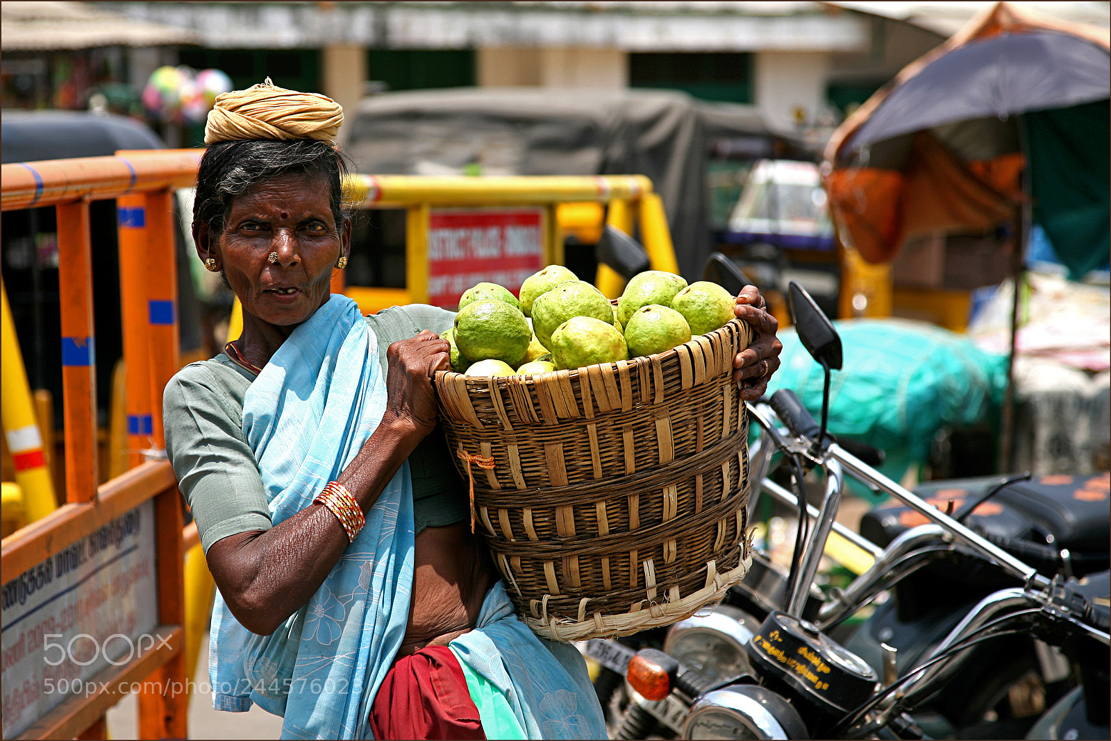 Canon EOS 5D sample photo. Guava saleswoman photography