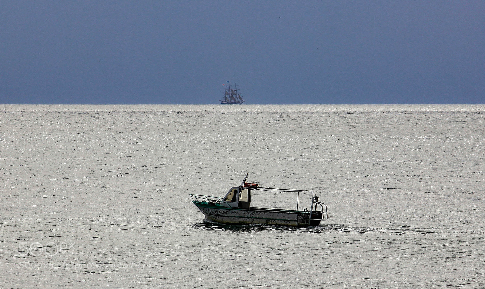 Canon EOS 550D (EOS Rebel T2i / EOS Kiss X4) sample photo. Au loin le belem... photography