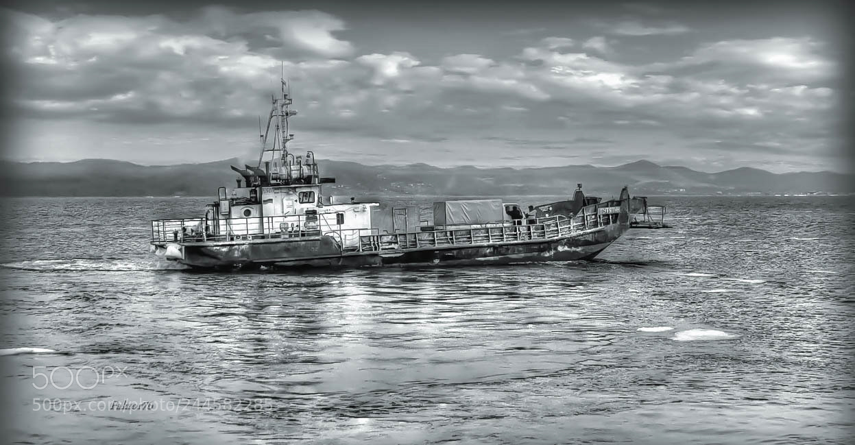 Sony Cyber-shot DSC-H10 sample photo. The ferry  ✔ photography
