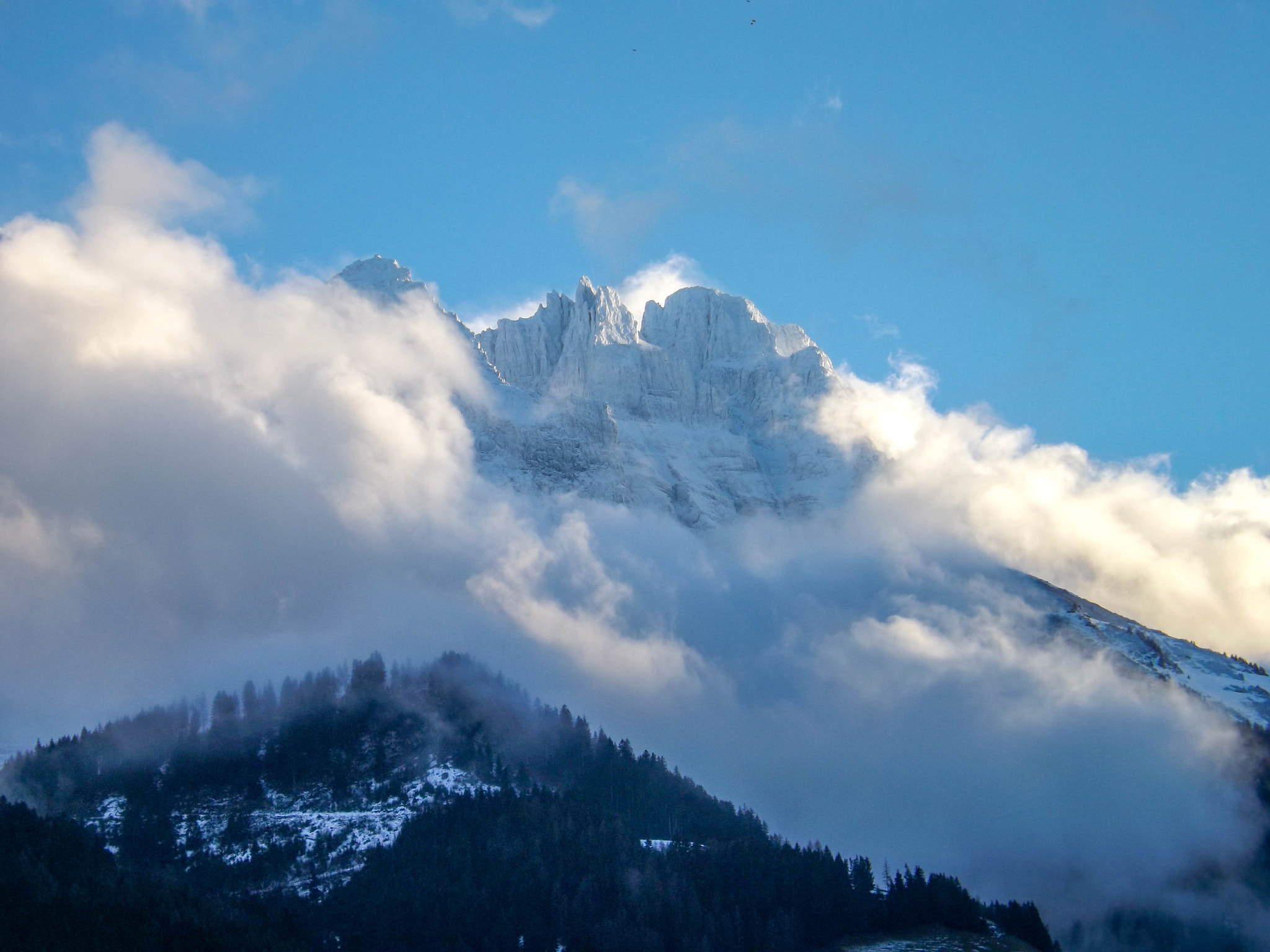 Fujifilm FinePix SL300 sample photo. Nuage sur le sommet photography
